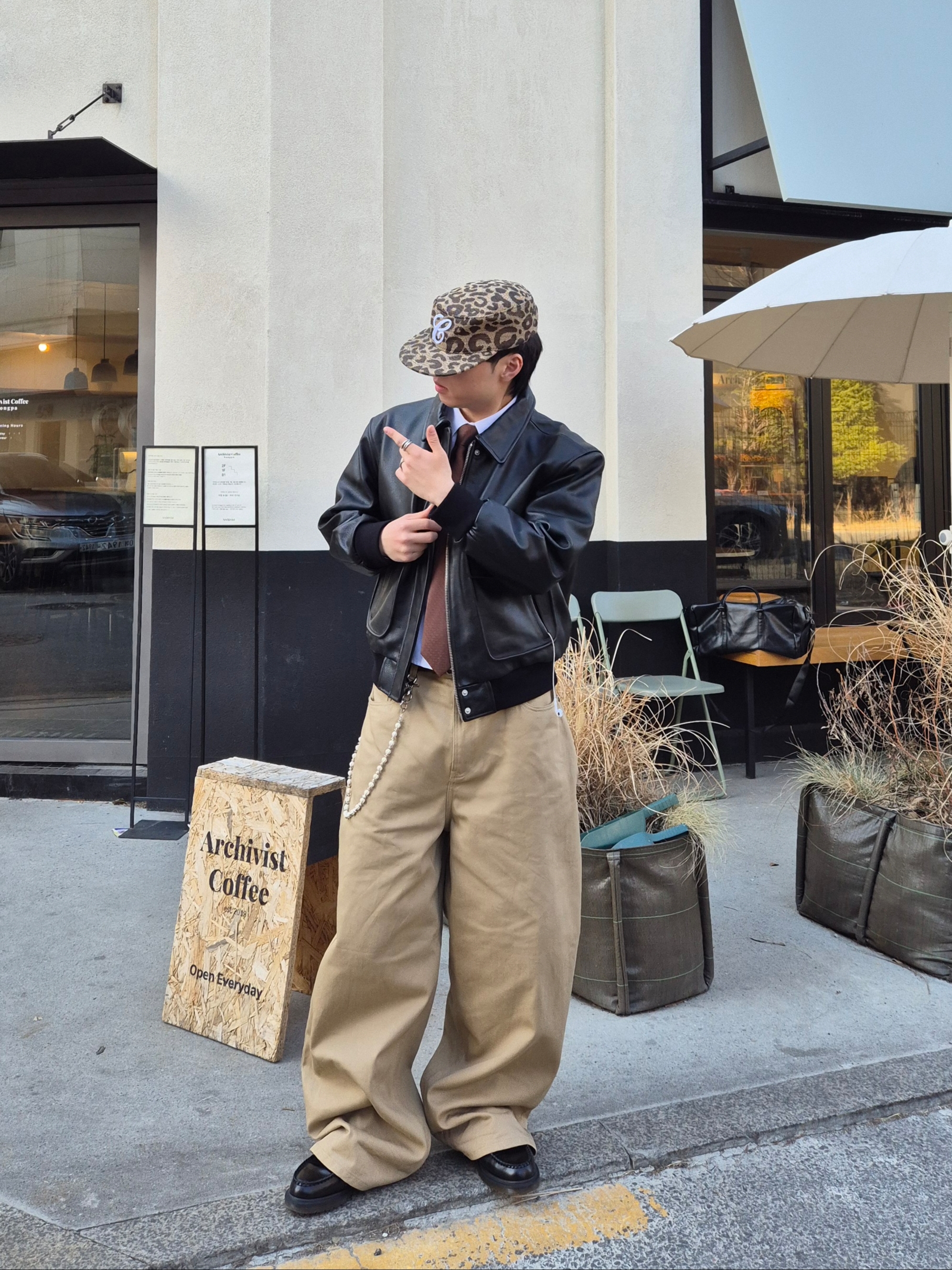 Dr. Martens Adrian Smooth Black 착용 스타일 - 1