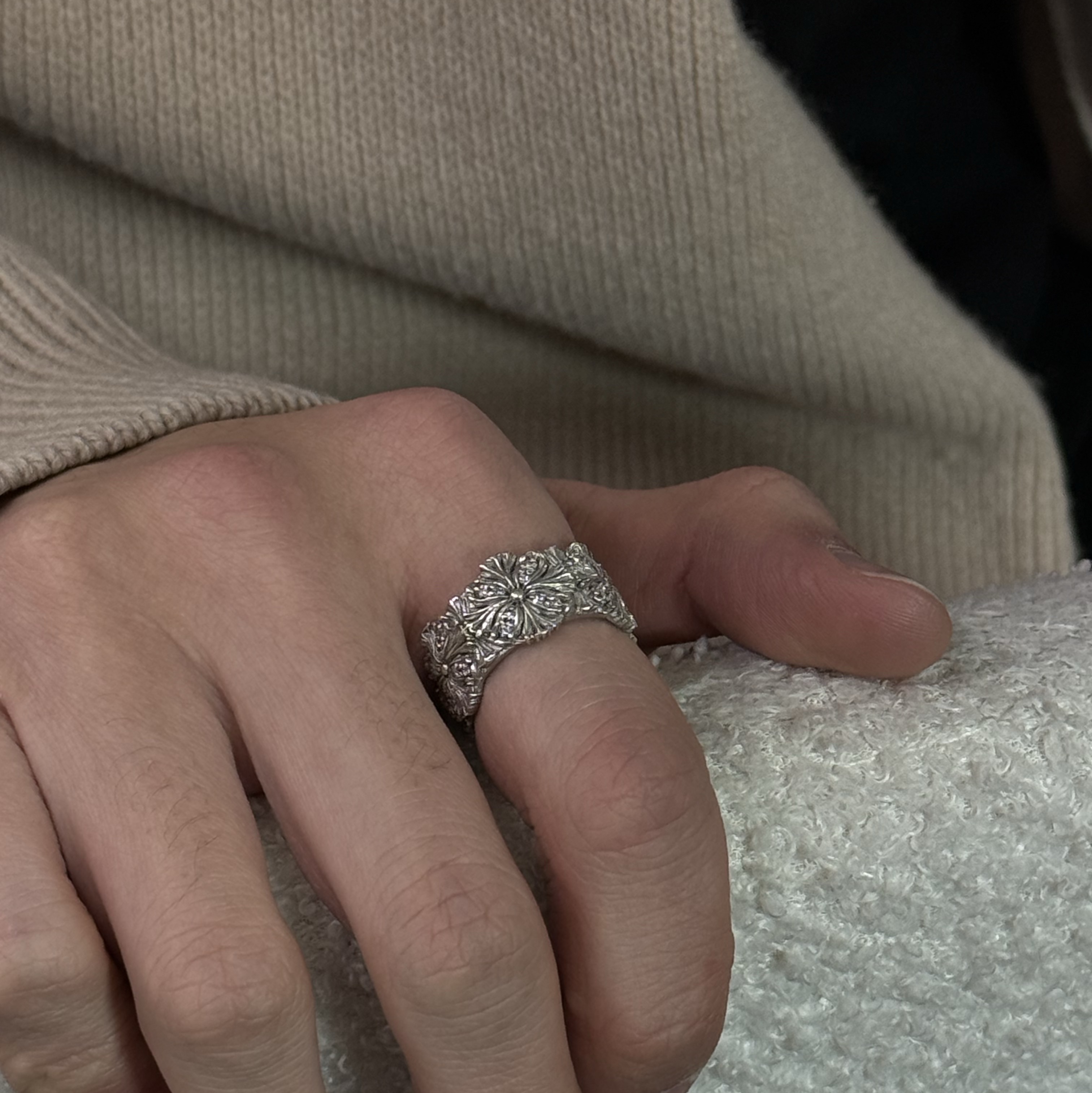 Scudo Happy Flower Ring White Stone 착용 스타일