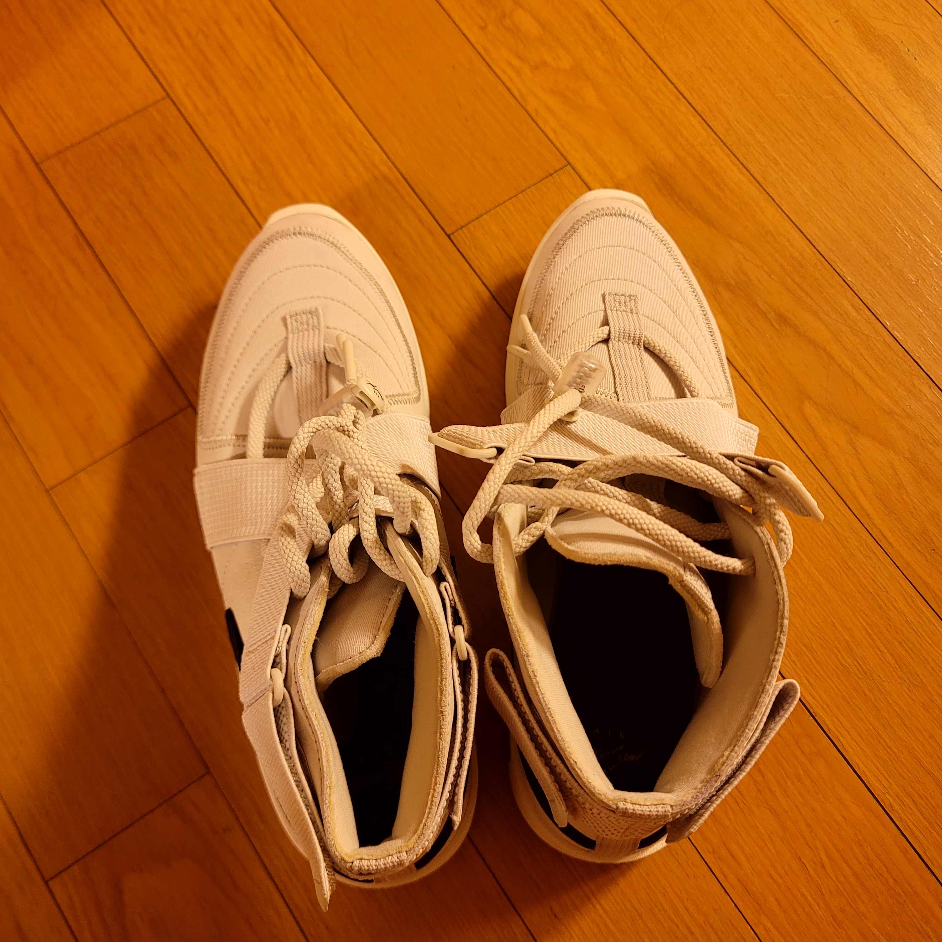 Nike x Fear of God Air Fear of God Raid Light Bone 착용 스타일 - 4