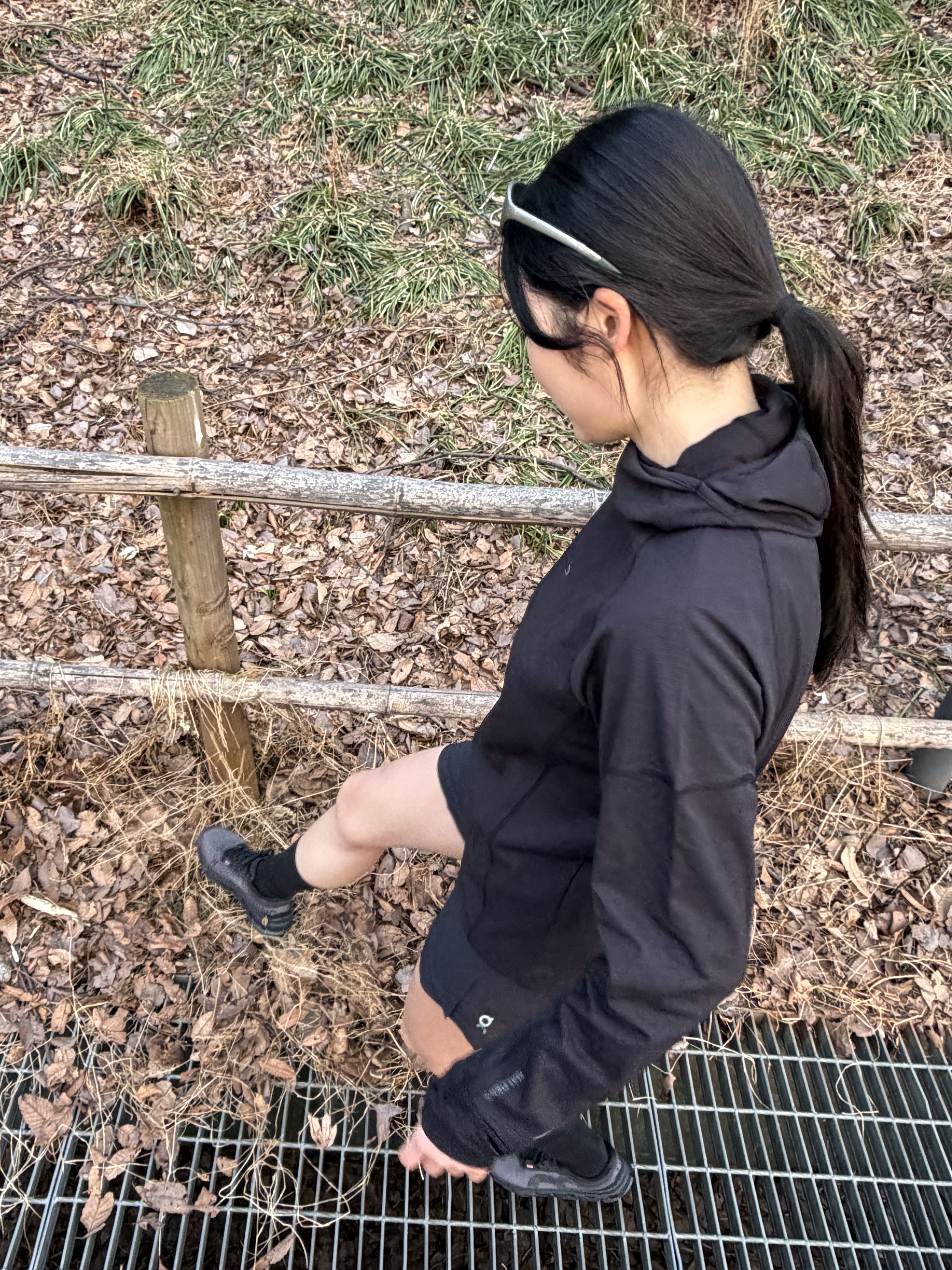 Montbell Trekking Glasses Silver Metallic Light Grey, On Running Cloudmonster All Black 착용 스타일 - 3