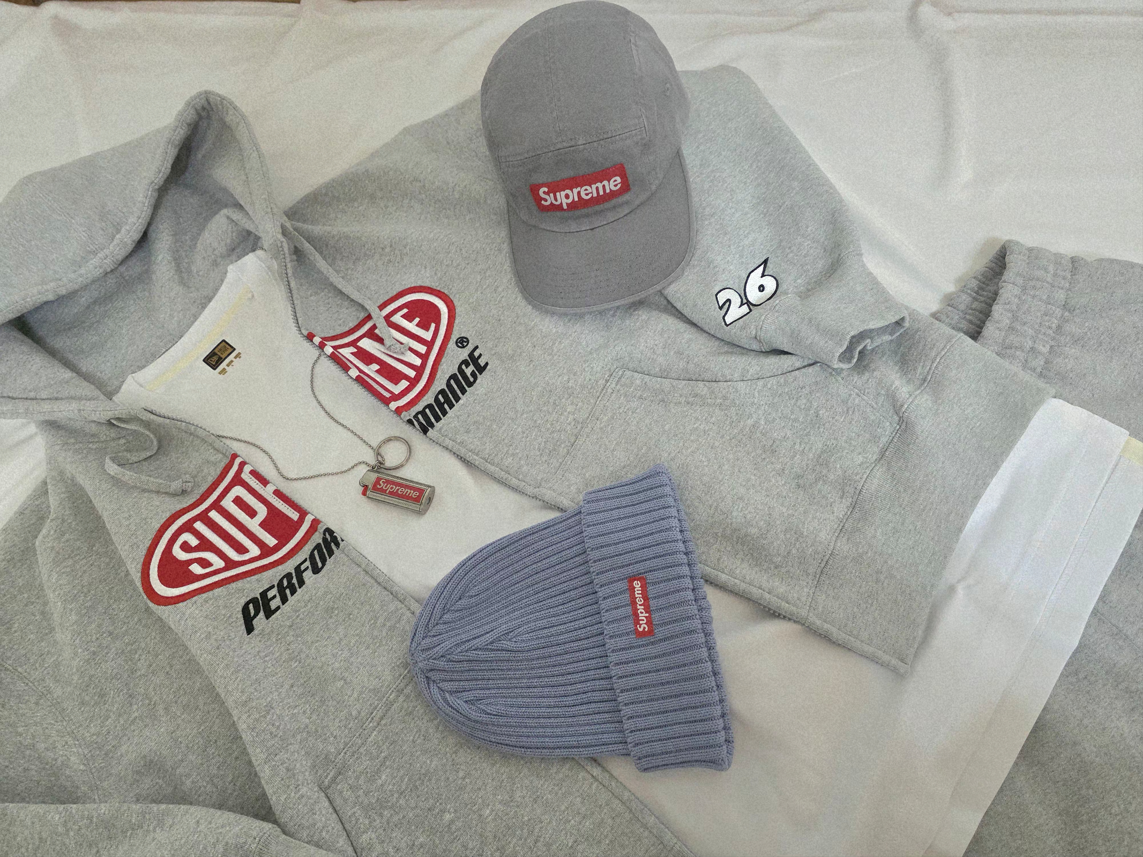Supreme Performance Zip Up Hooded Sweatshirt Heather Grey - 26SS, Supreme Washed Chino Twill Camp Cap Grey - 26SS 착용 스타일 - 4