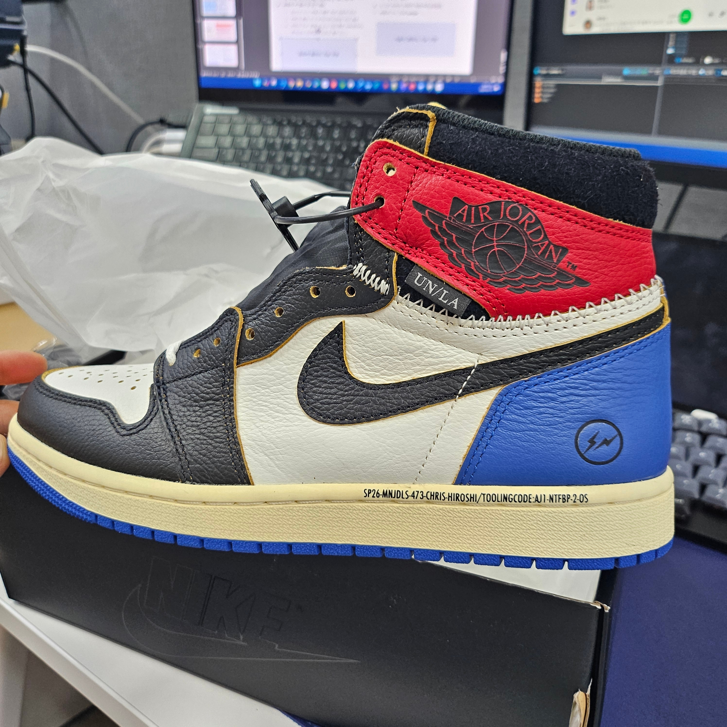 Jordan 1 x Fragment x Union LA Black and Varsity Red 착용 스타일 - 1