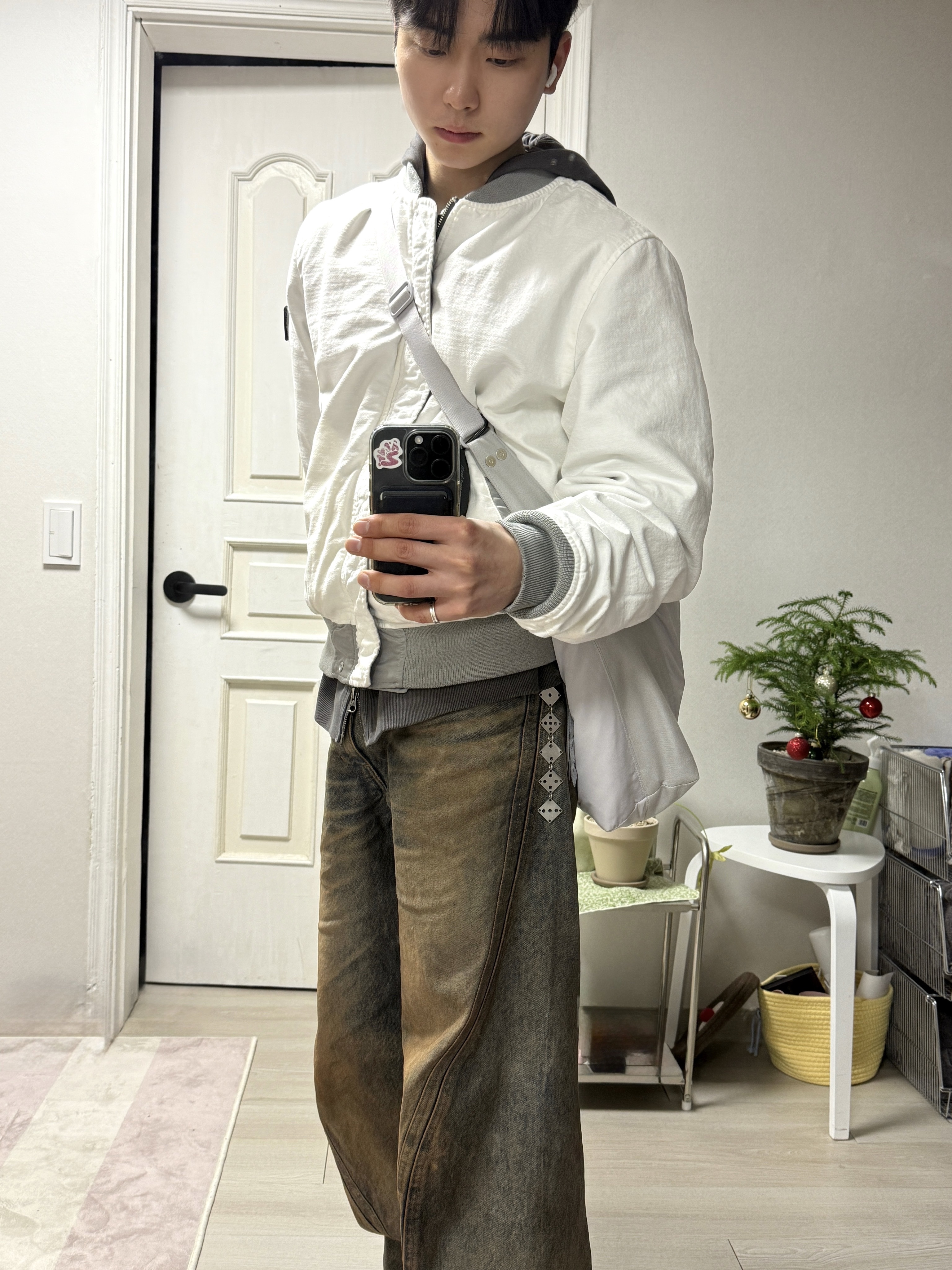 Xlim x Alpha Industries Ep.9 03 Jacket Light Gray, Sansan Gear Alter Tote Bag Grey 착용 스타일 - 1