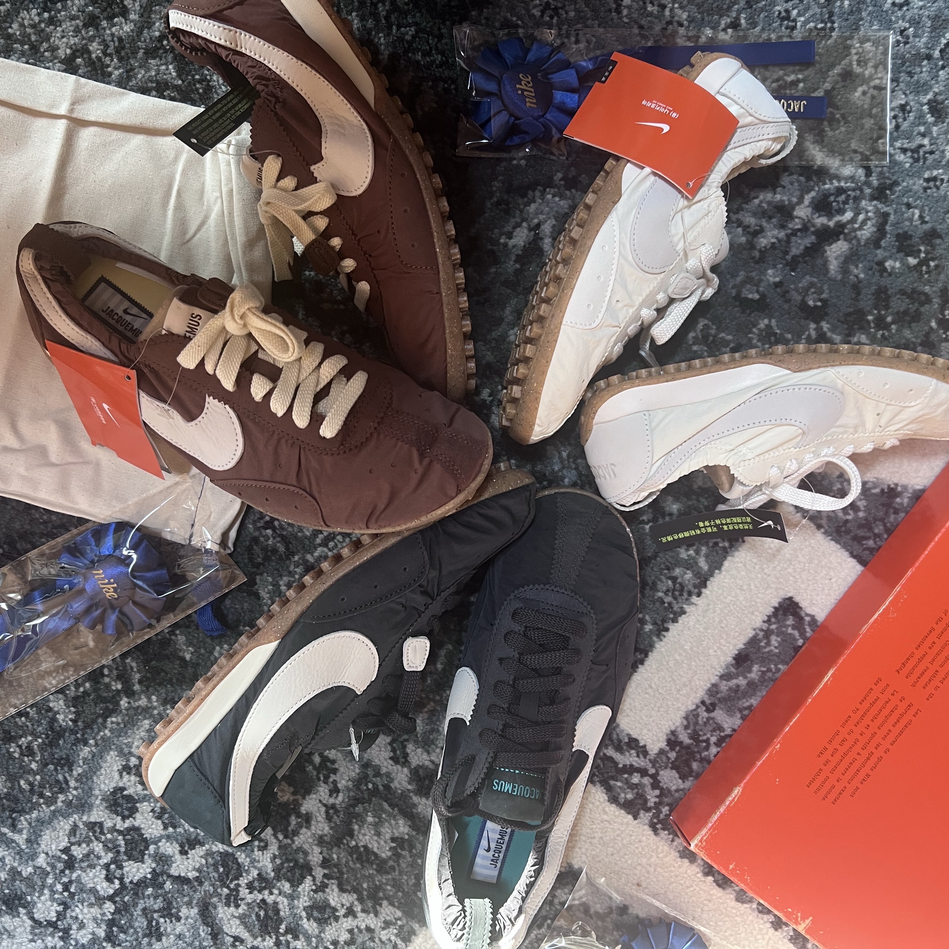 Nike x Jacquemus Moon Shoe SP Fauna Brown Cashmere, Nike x Jacquemus Moon Shoe SP Soft Pearl Sail 착용 스타일 - 1
