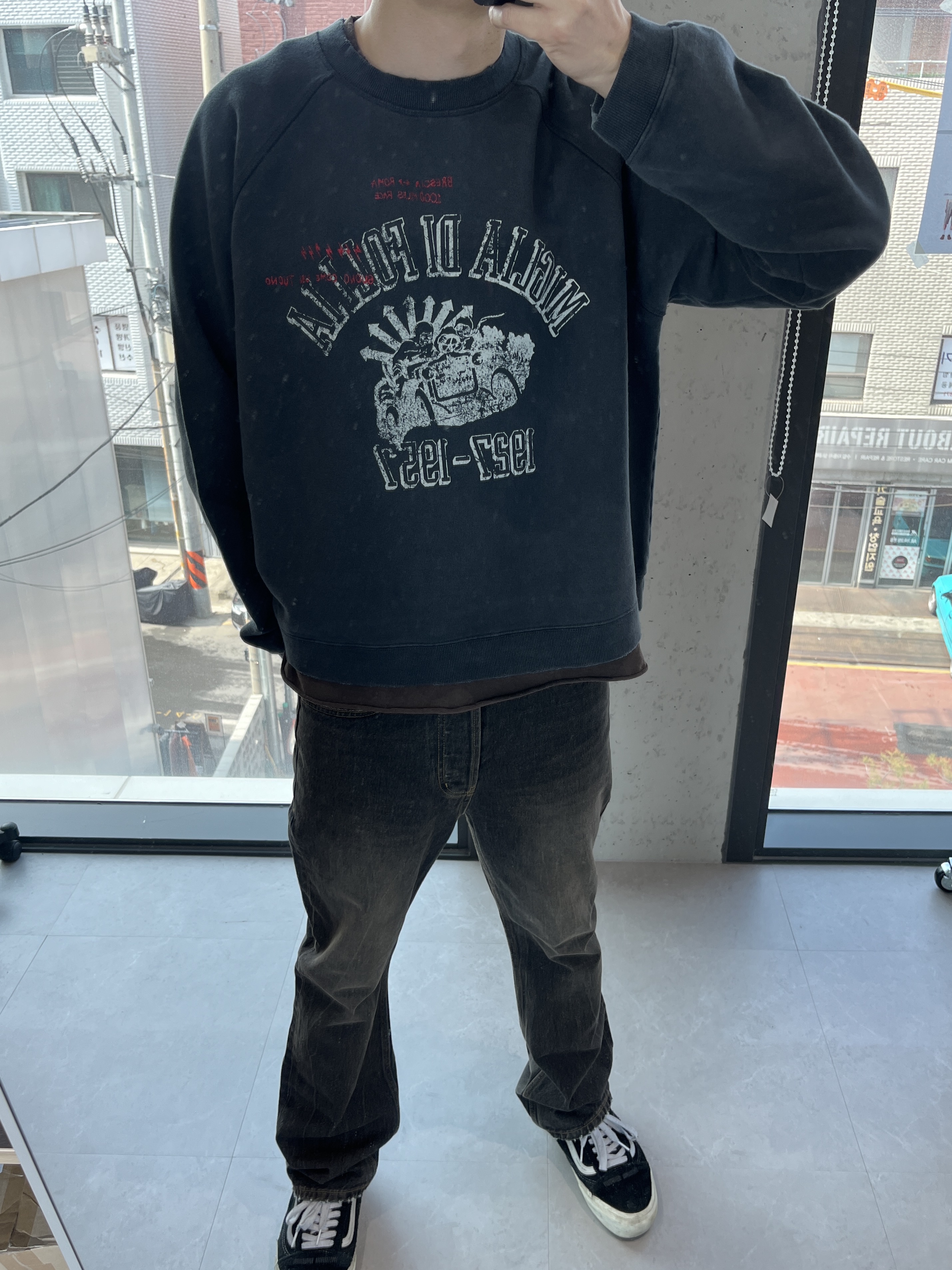 SUPERVELOCE Miglia Dark Raglan Sweatshirt Dark Charcoal, SUPERVELOCE Loose Semi-Bootcut Black Jeans 착용 스타일 - 3