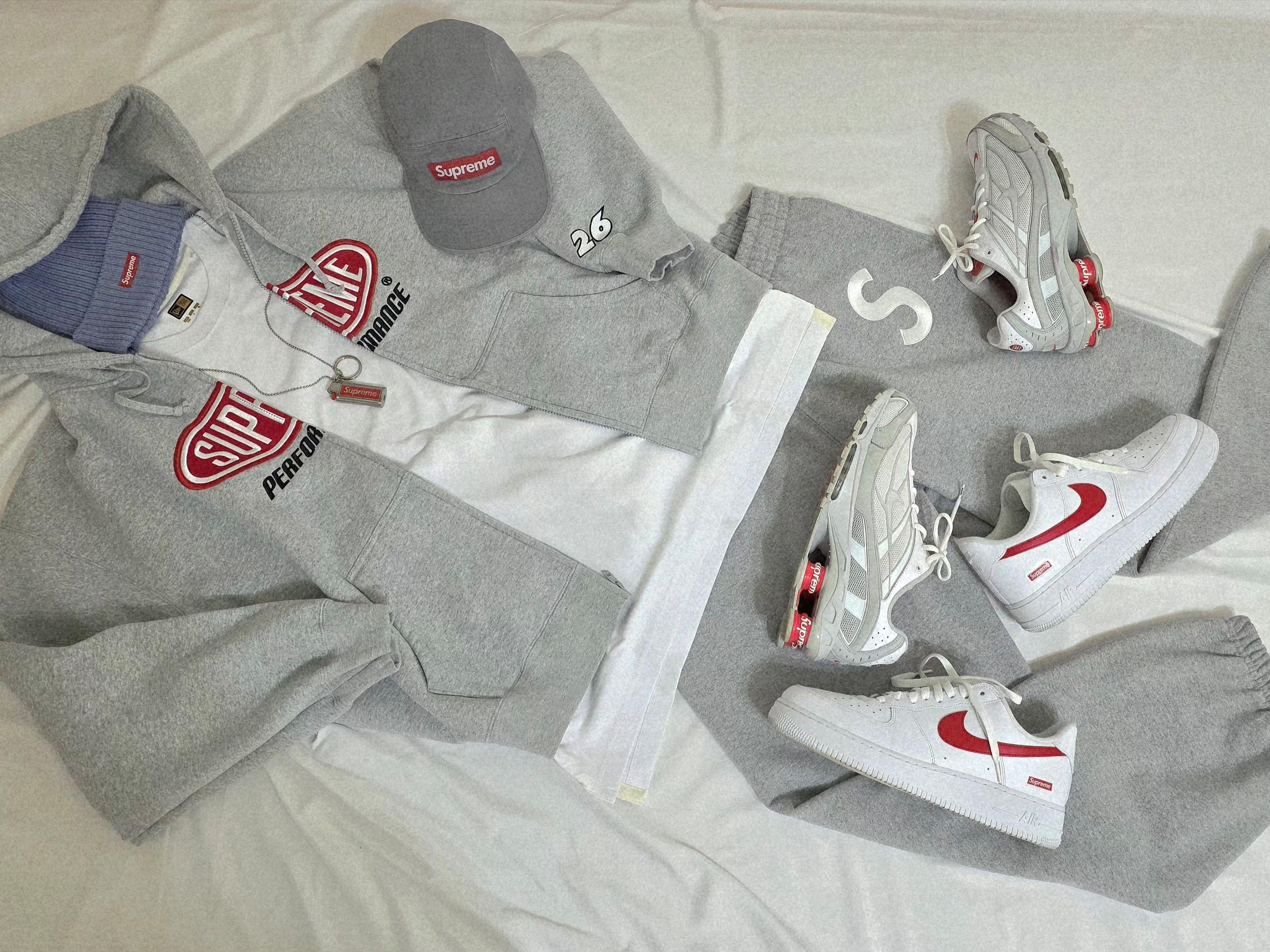 Supreme Performance Zip Up Hooded Sweatshirt Heather Grey - 26SS, Supreme Washed Chino Twill Camp Cap Grey - 26SS 착용 스타일 - 3