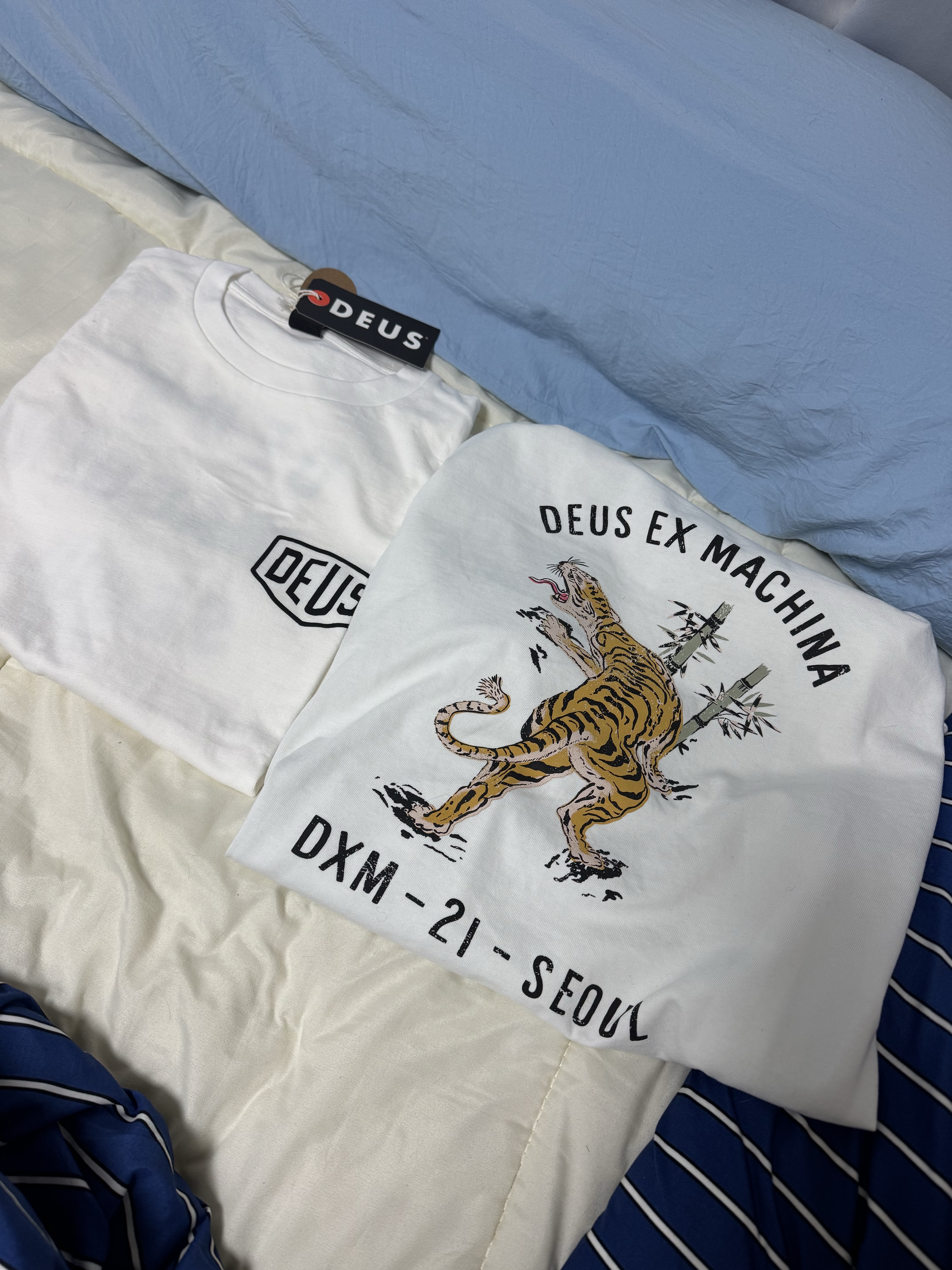 (W) Nike Shox R4 White Metallic Silver, Deus Ex Machina Seoul College T-Shirt White ์ฐฉ์ฉ ์คํ์ผ - 6