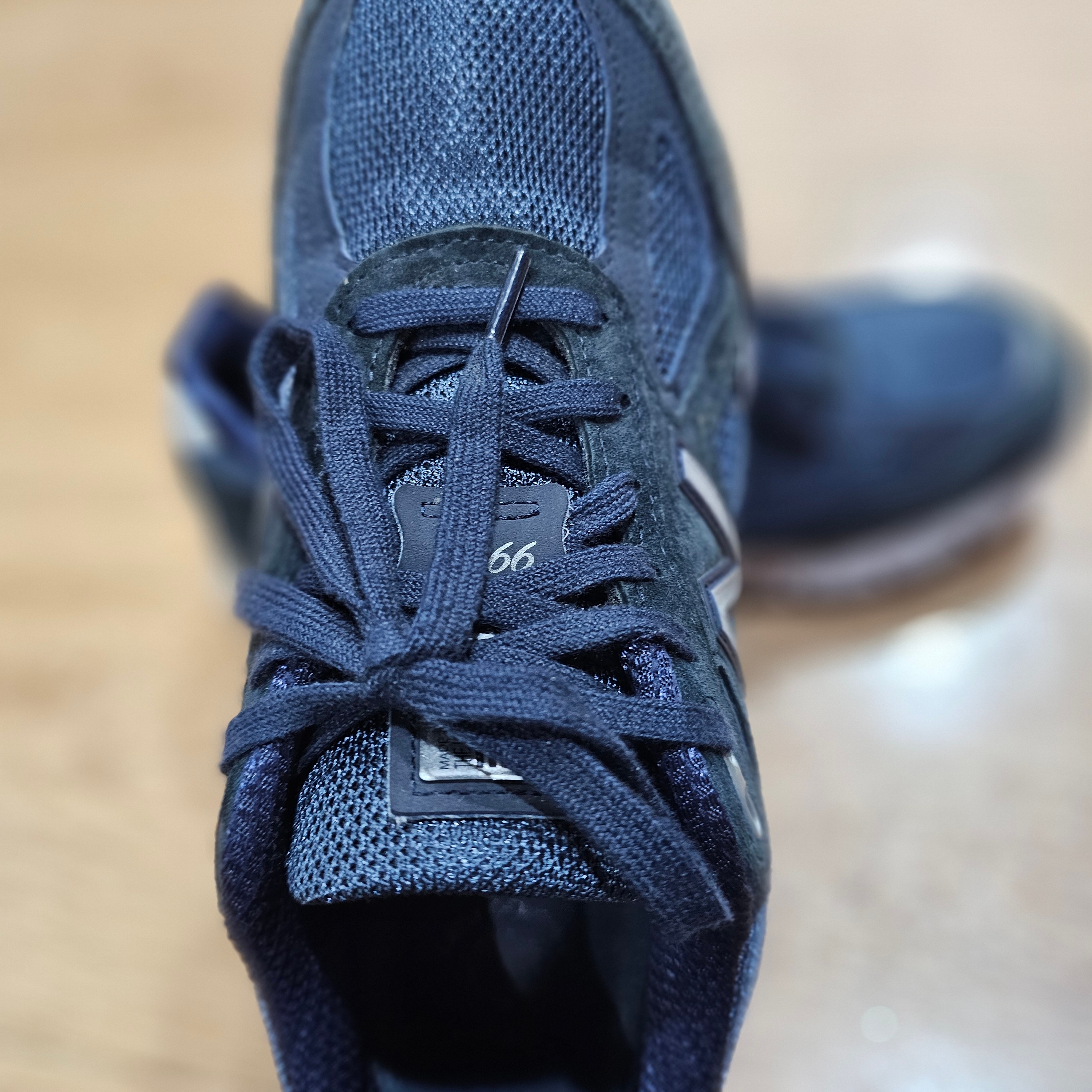 New Balance 990v4 Made in USA Navy Silver 착용 스타일 - 1