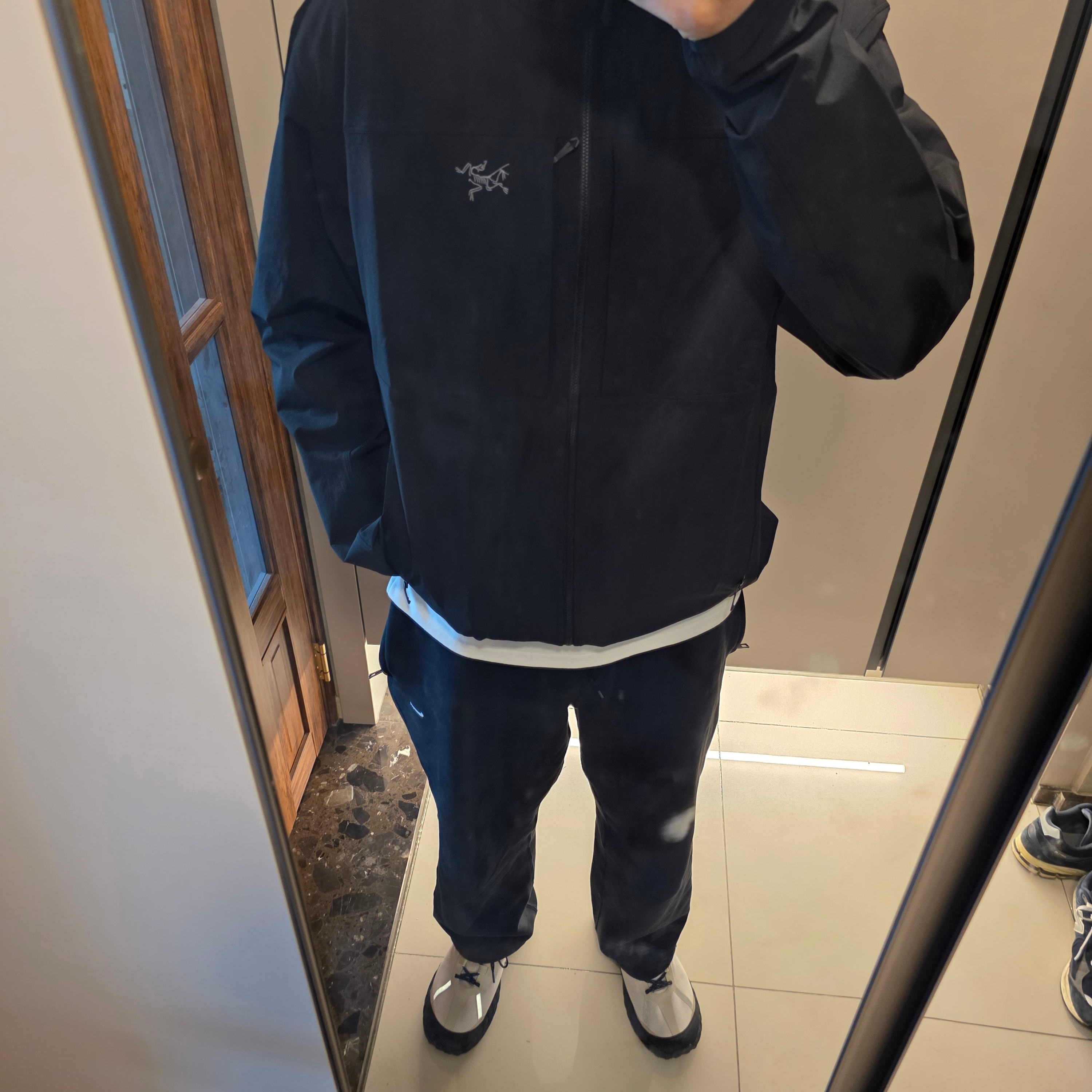 Arc'teryx Gamma Hoody Black 착용 스타일 - 3