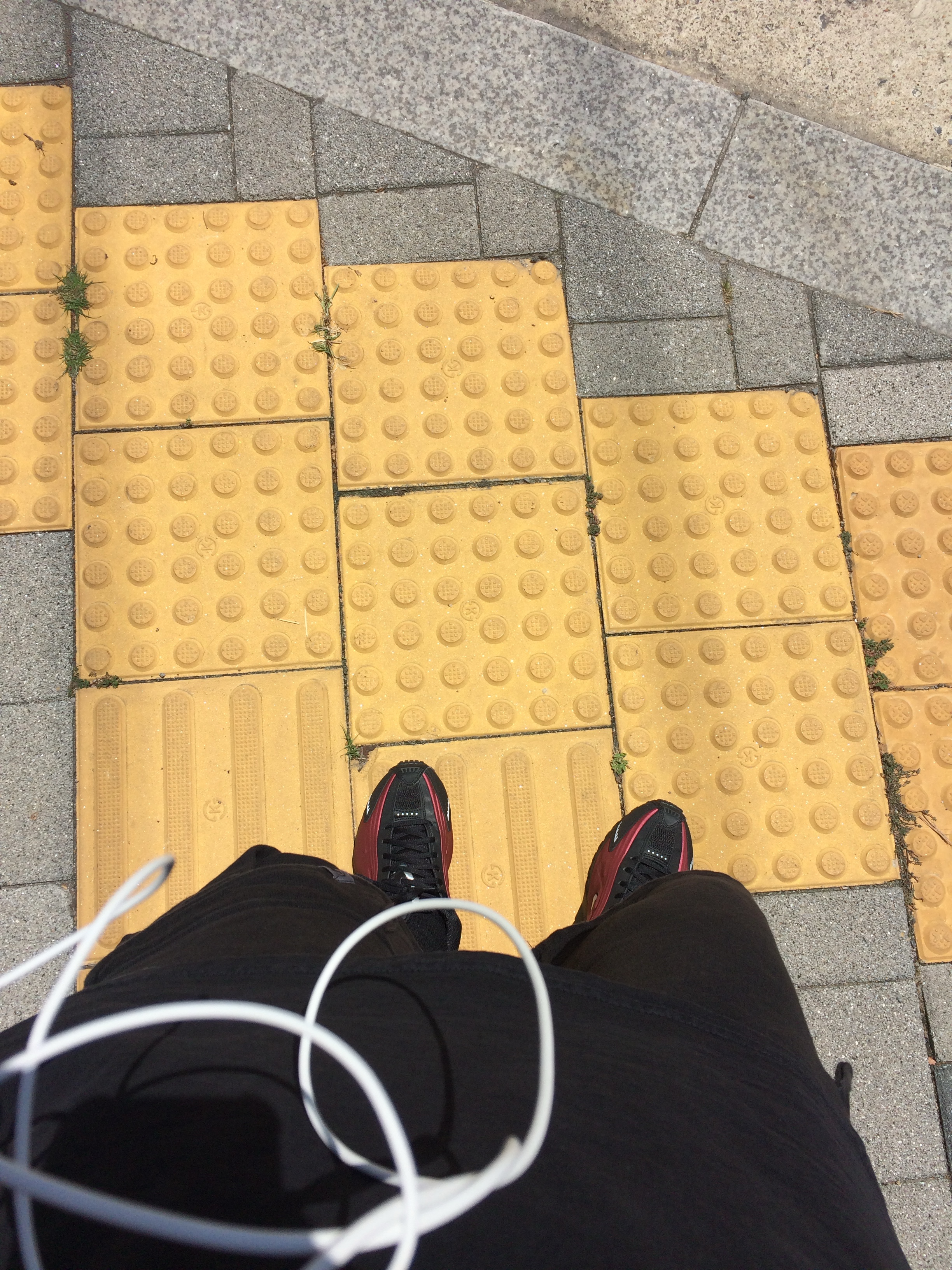 (W) Nike Shox R4 Black Team Red 착용 스타일