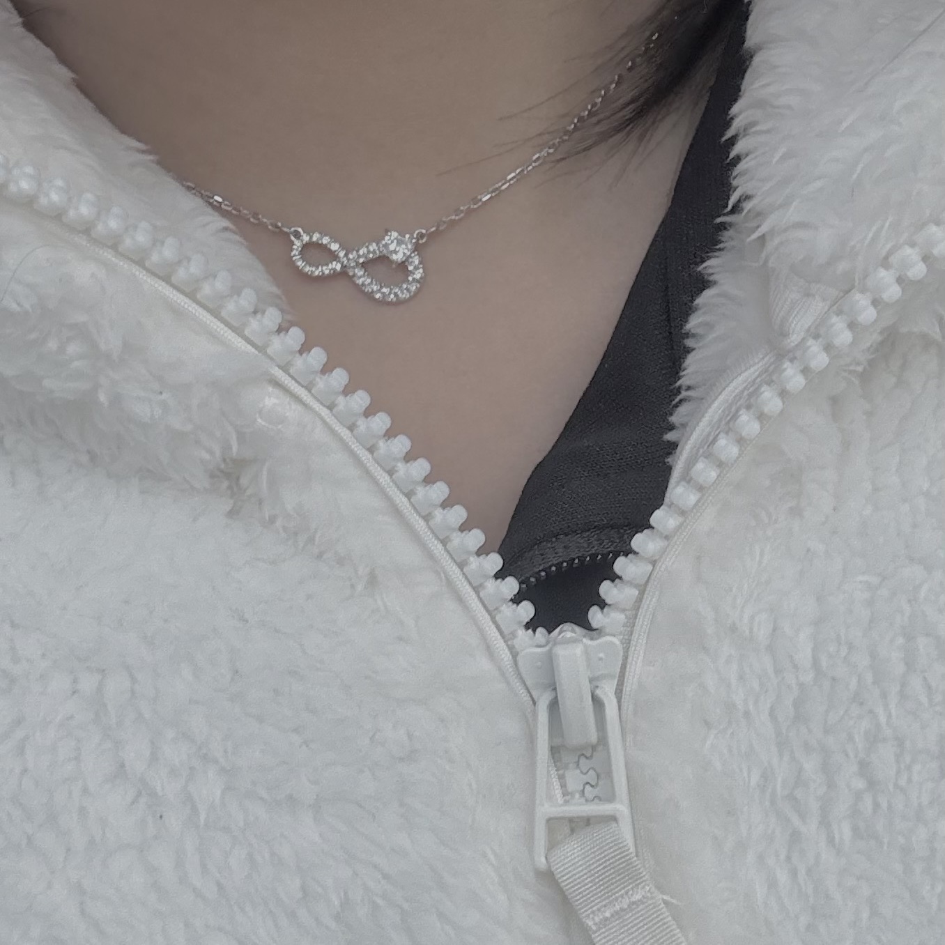 (W) Swarovski Infinity Necklace White Rhodium Plated 착용 스타일