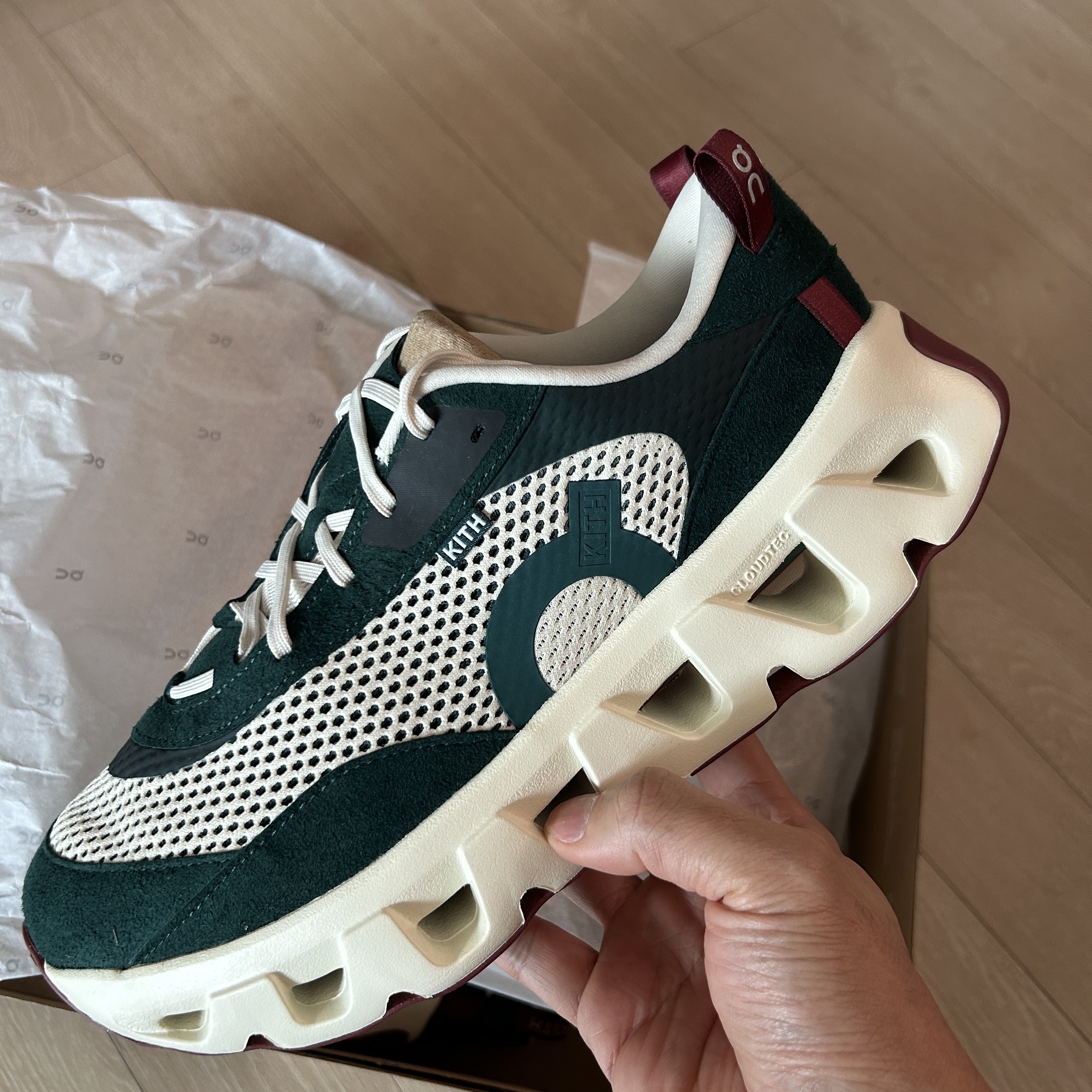 On Running x Kith K-Tech 2 Spirulina Barley 착용 스타일