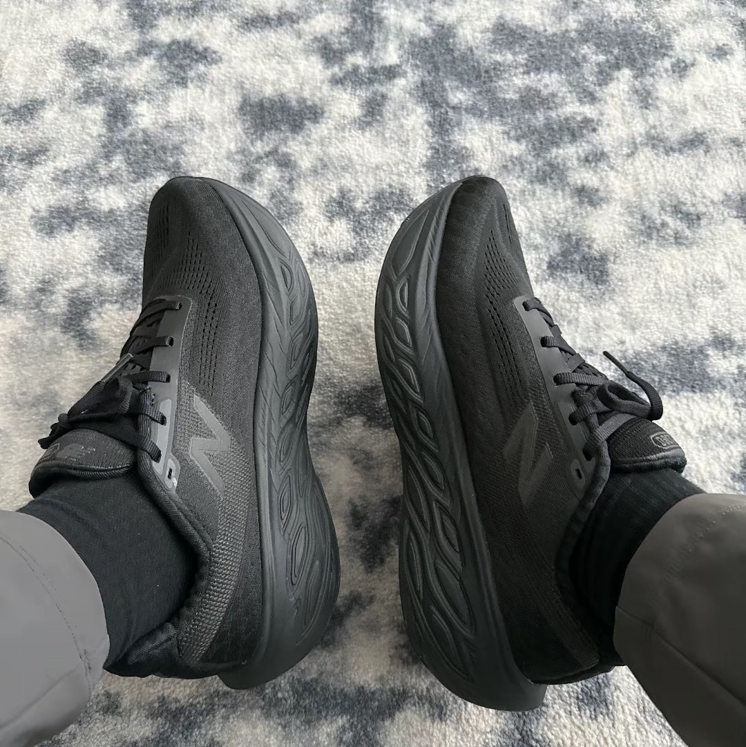 New Balance Fresh Foam X 1080v14 Black Black Metallic - D Standard 착용 스타일 - 3