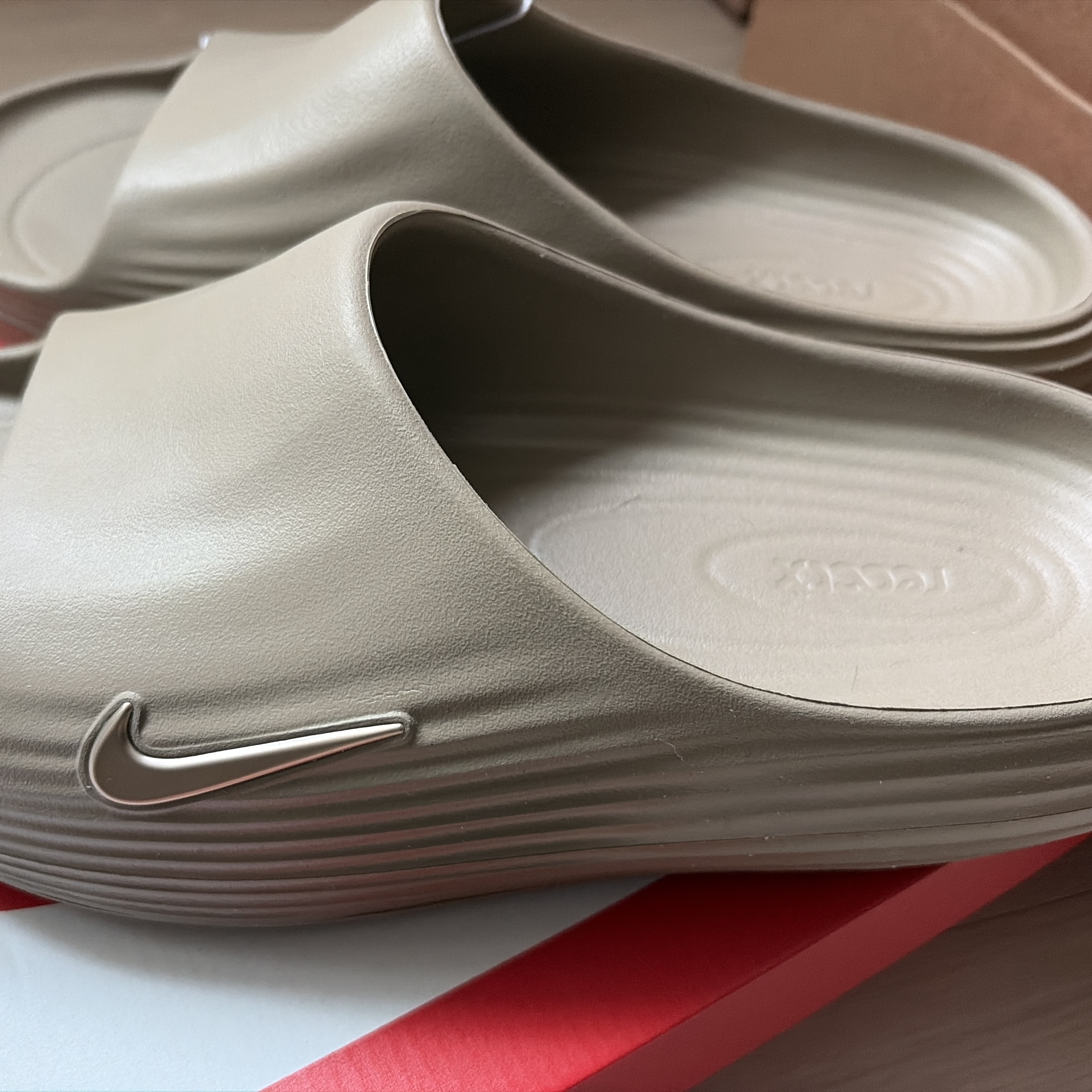 Nike ReactX Rejuven8 Slide Khaki 착용 스타일