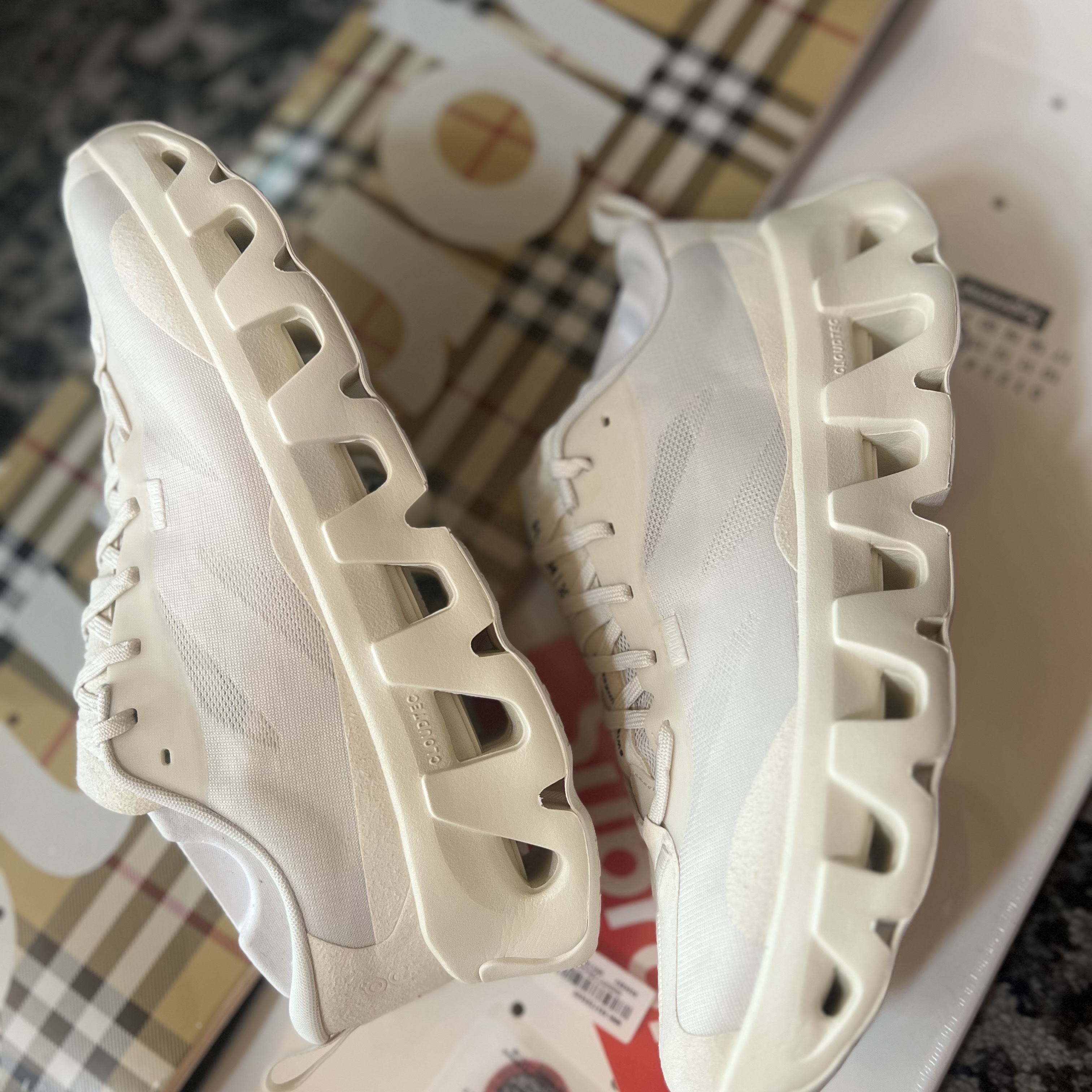 On Running x Kith K-Tech 1 Black, On Running x Kith K-Tech 1 Tofu 착용 스타일 - 2