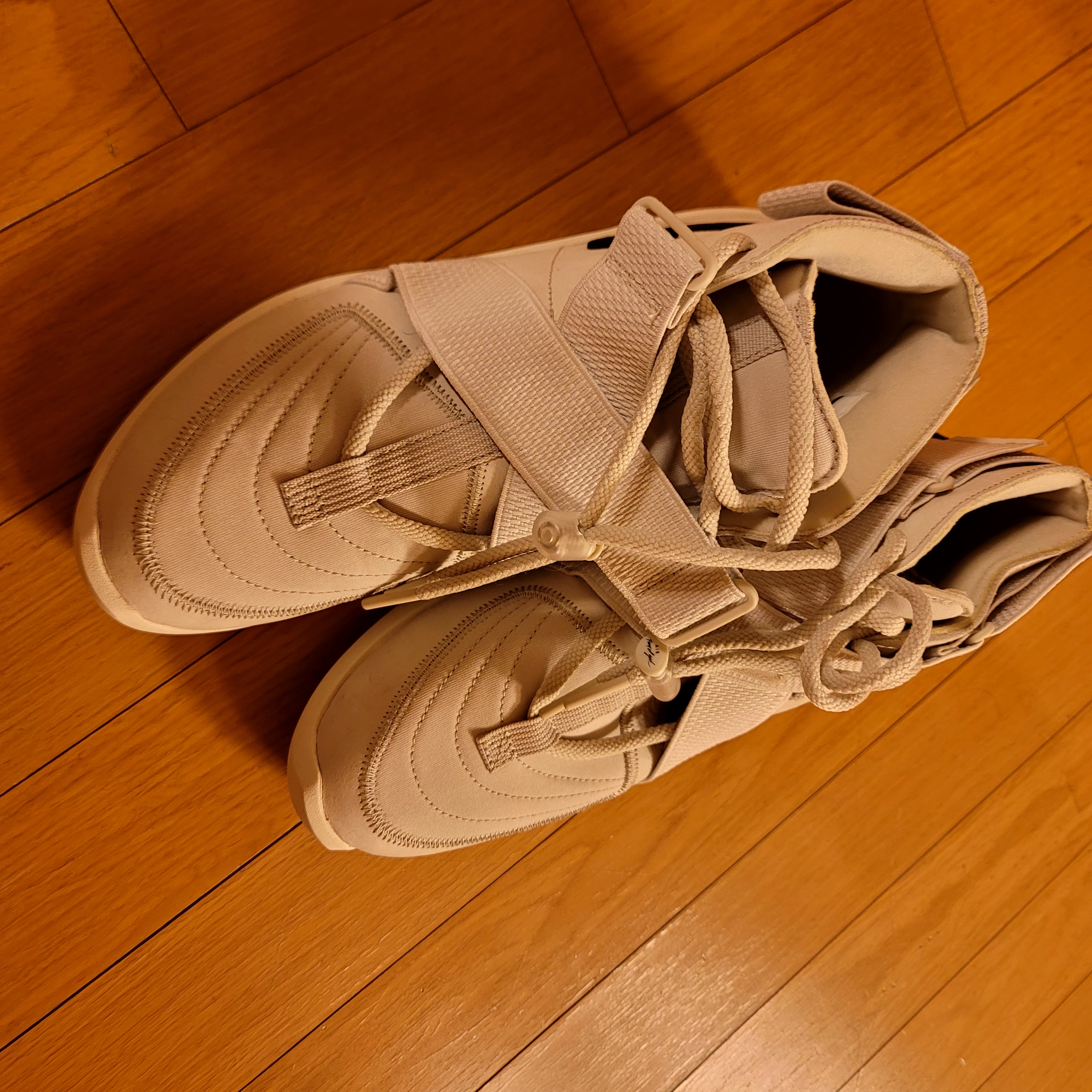 Nike x Fear of God Air Fear of God Raid Light Bone 착용 스타일 - 1