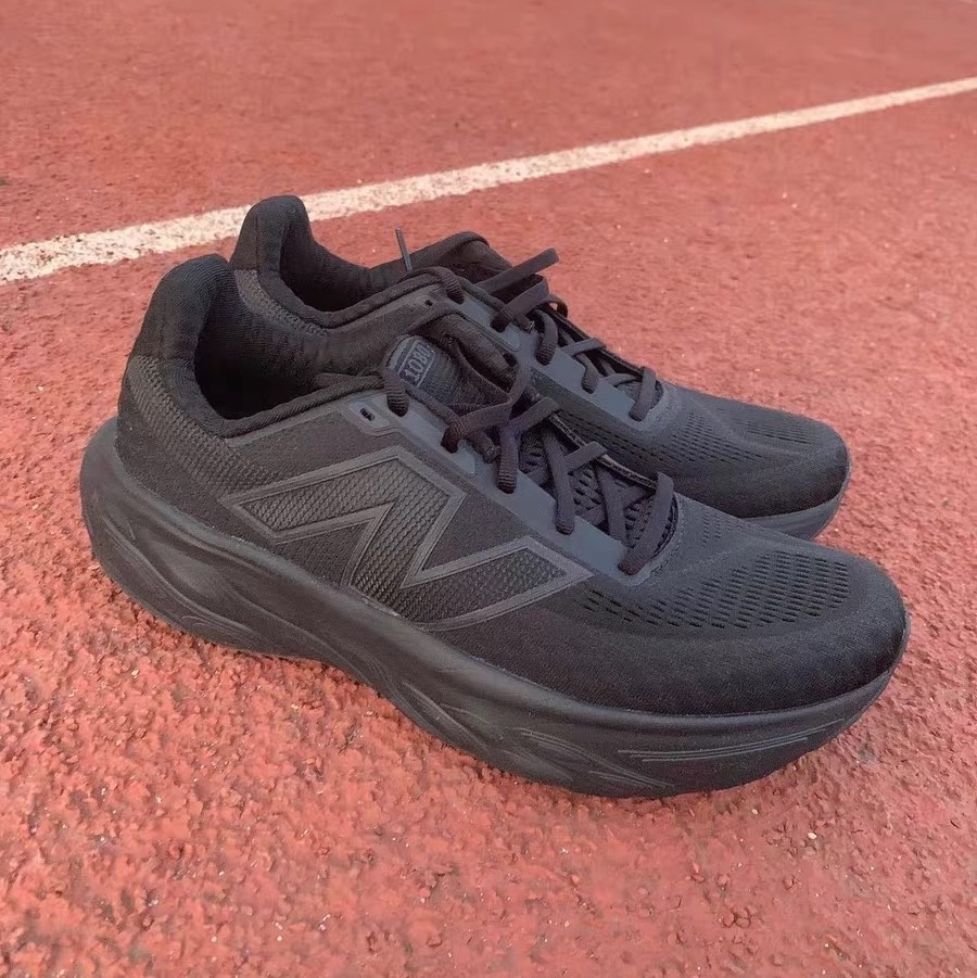 New Balance Fresh Foam X 1080v14 Black Black Metallic - D Standard 착용 스타일 - 4