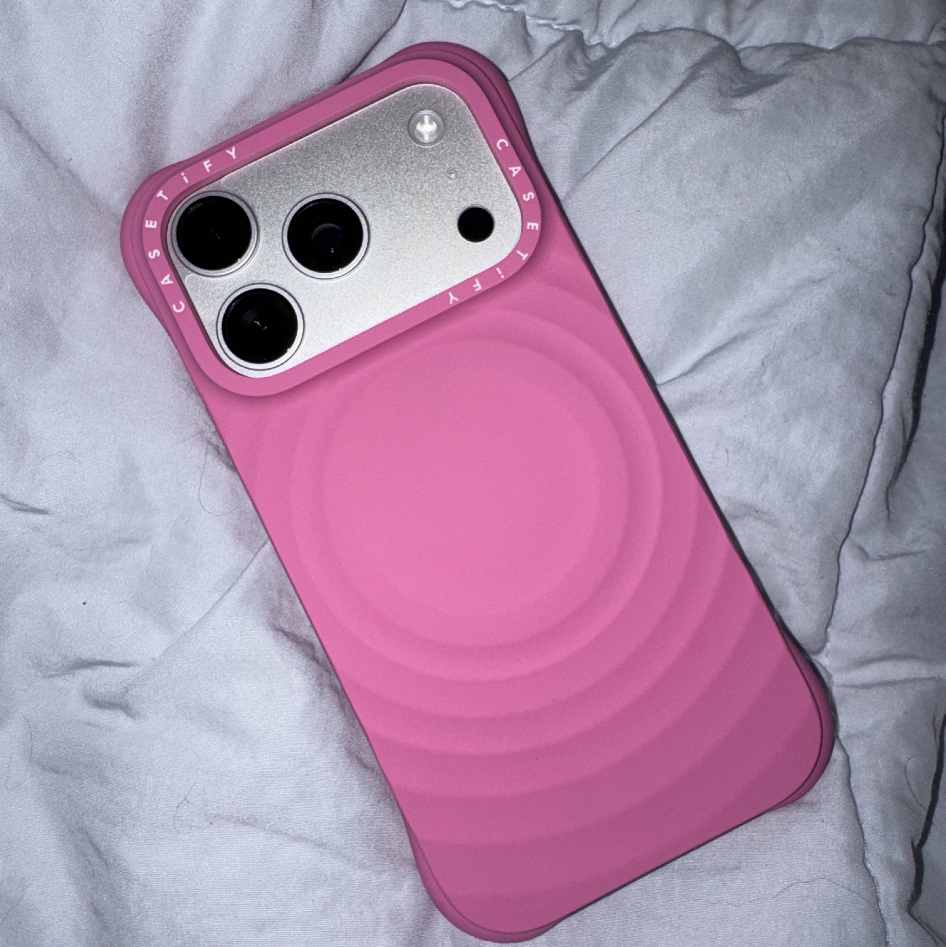 Casetify x G-DRAGON iPhone Magsafe Ripple Case Shock Pink 착용 스타일