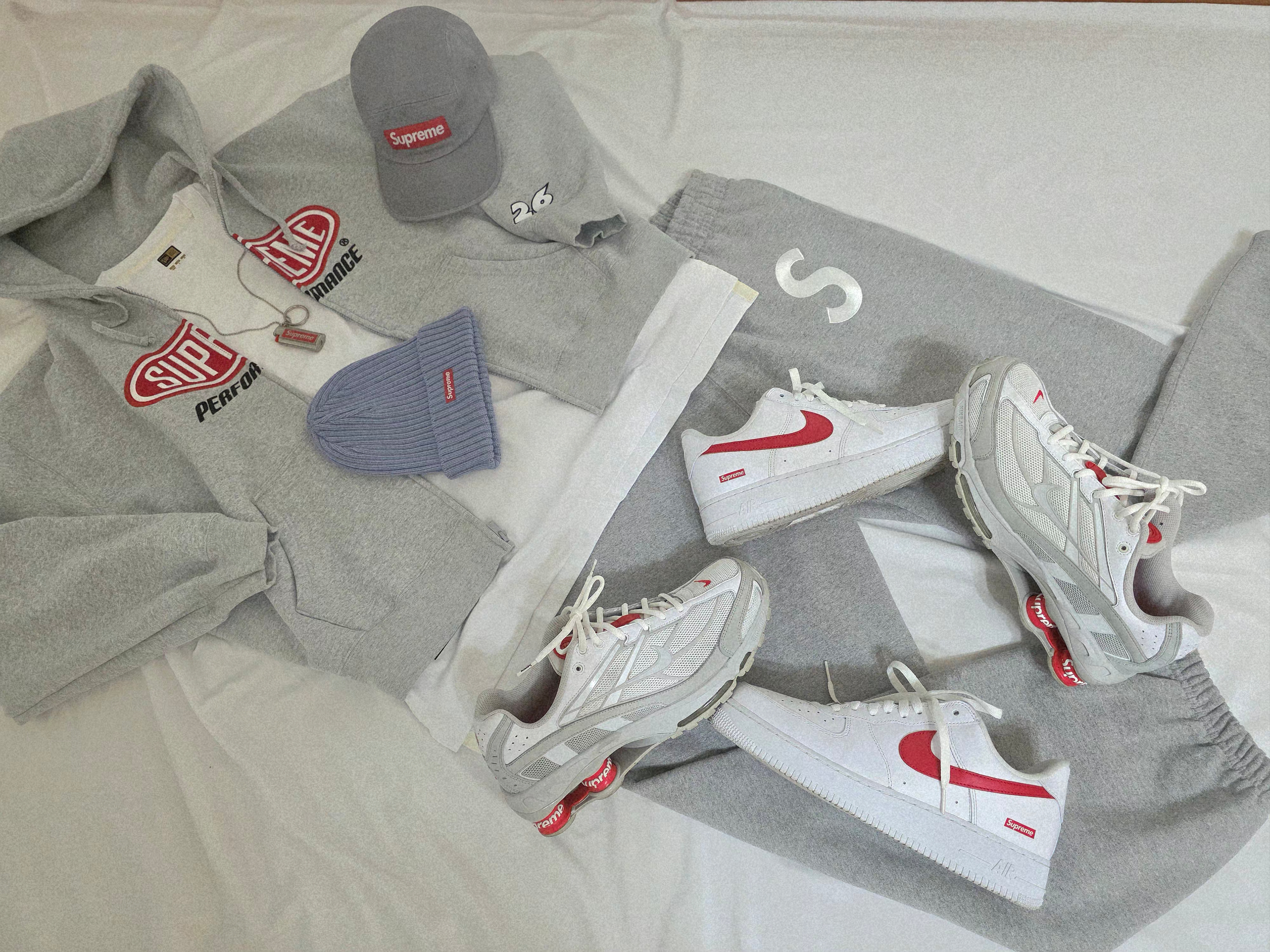 Supreme Performance Zip Up Hooded Sweatshirt Heather Grey - 26SS, Supreme Washed Chino Twill Camp Cap Grey - 26SS 착용 스타일 - 1