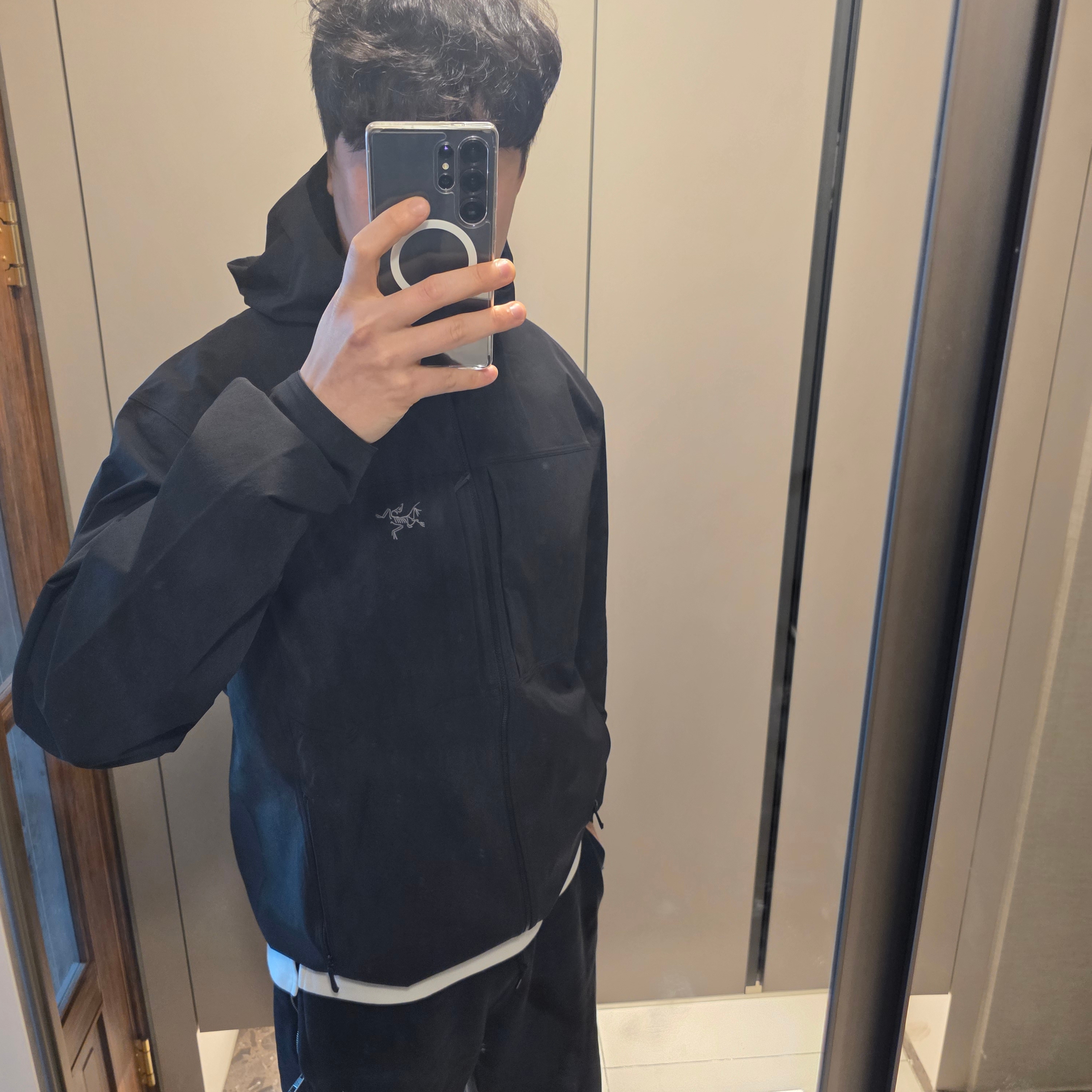 Arc'teryx Gamma Hoody Black 착용 스타일 - 2