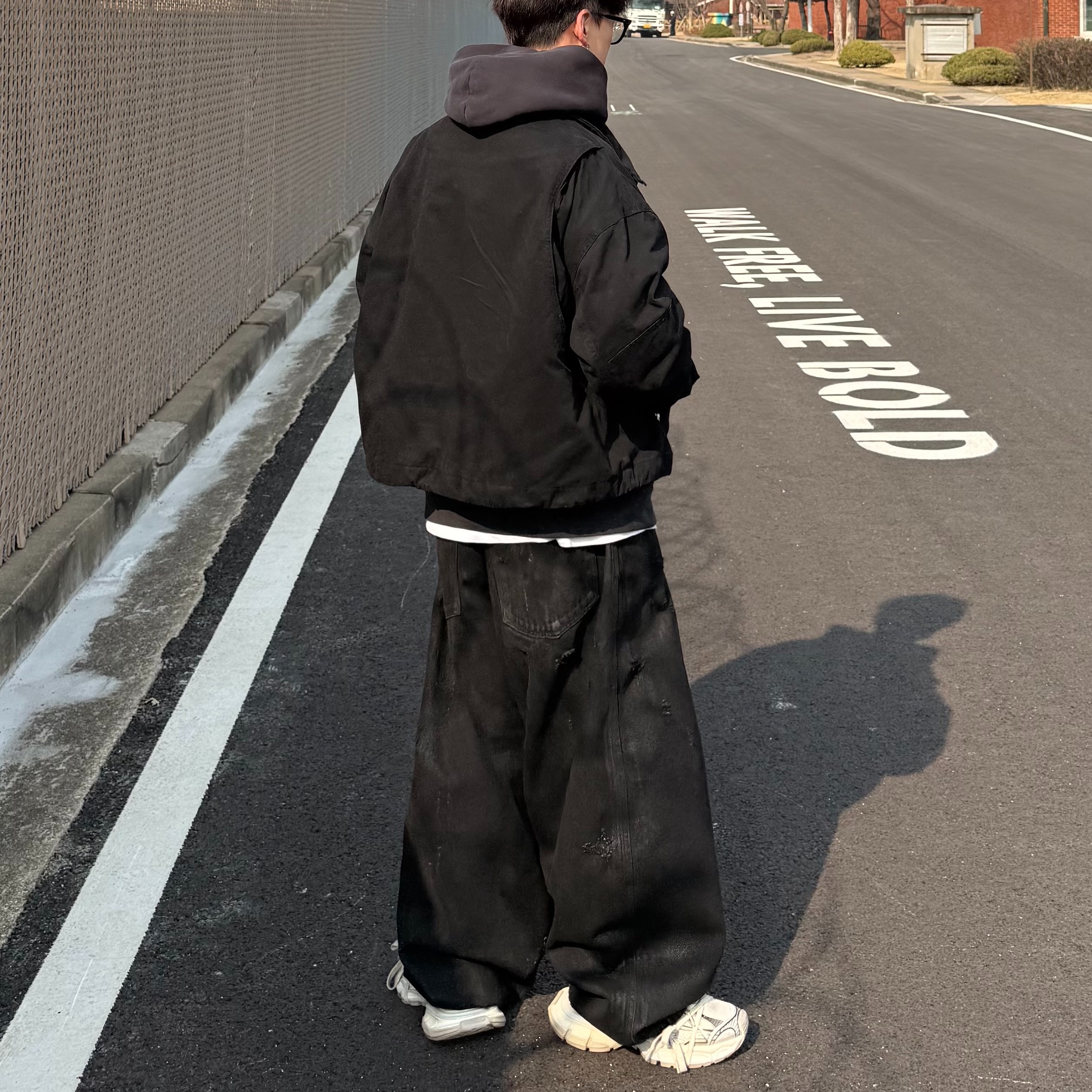 Balenciaga 3XL Sneakers White Black, Travis Scott Circus Maximus Stadium Tour 25 Spray Hoodie Black 착용 스타일 - 3