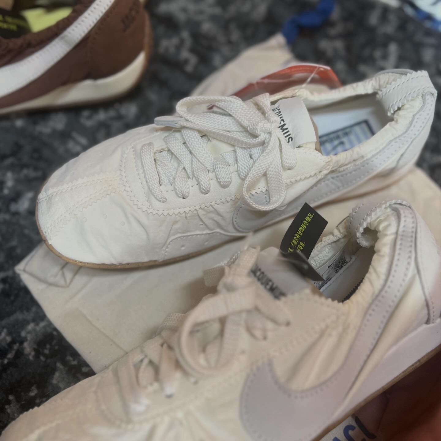Nike x Jacquemus Moon Shoe SP Fauna Brown Cashmere, Nike x Jacquemus Moon Shoe SP Soft Pearl Sail 착용 스타일 - 4