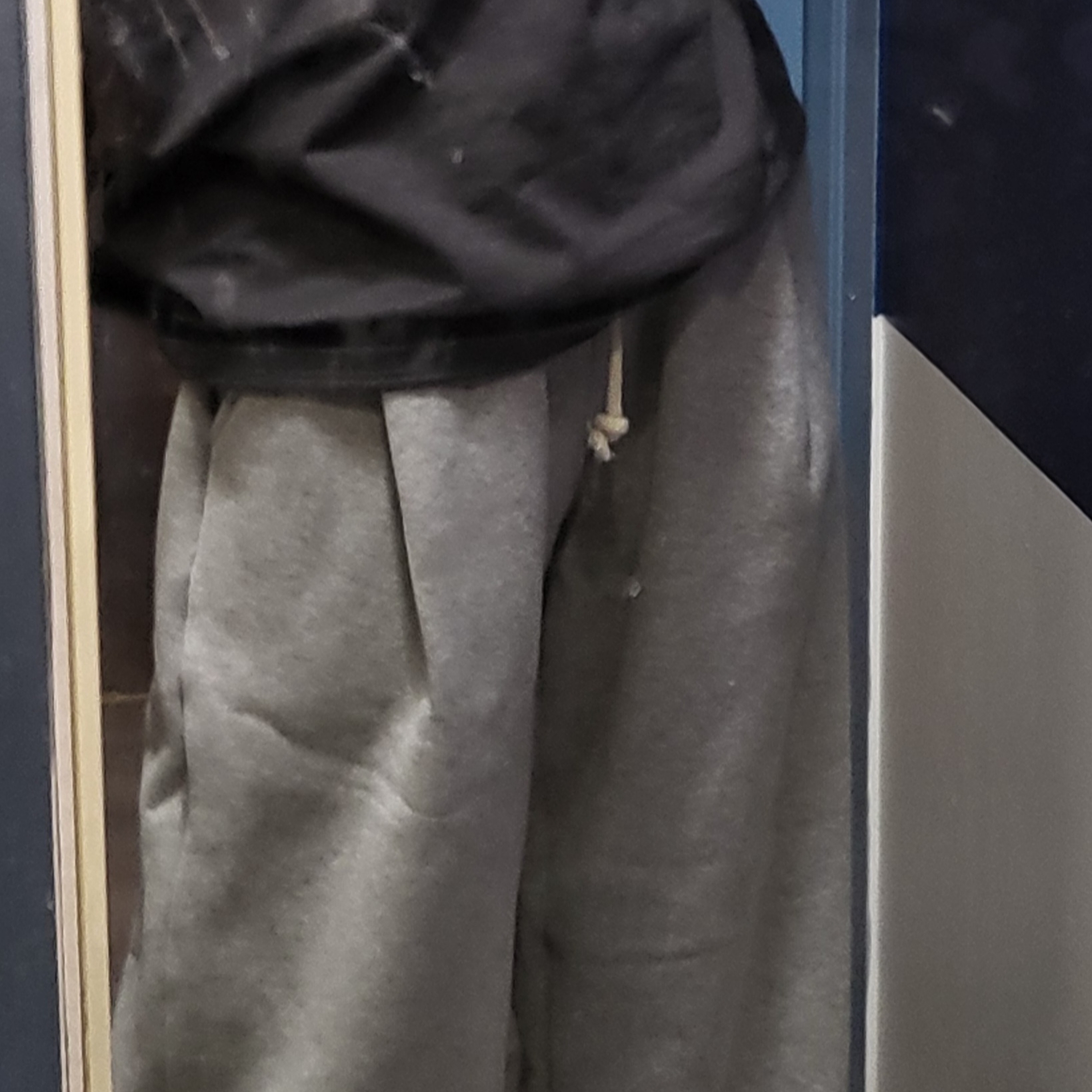 AMOU Molly One Tuck Sweat Pants Gray 착용 스타일 - 3