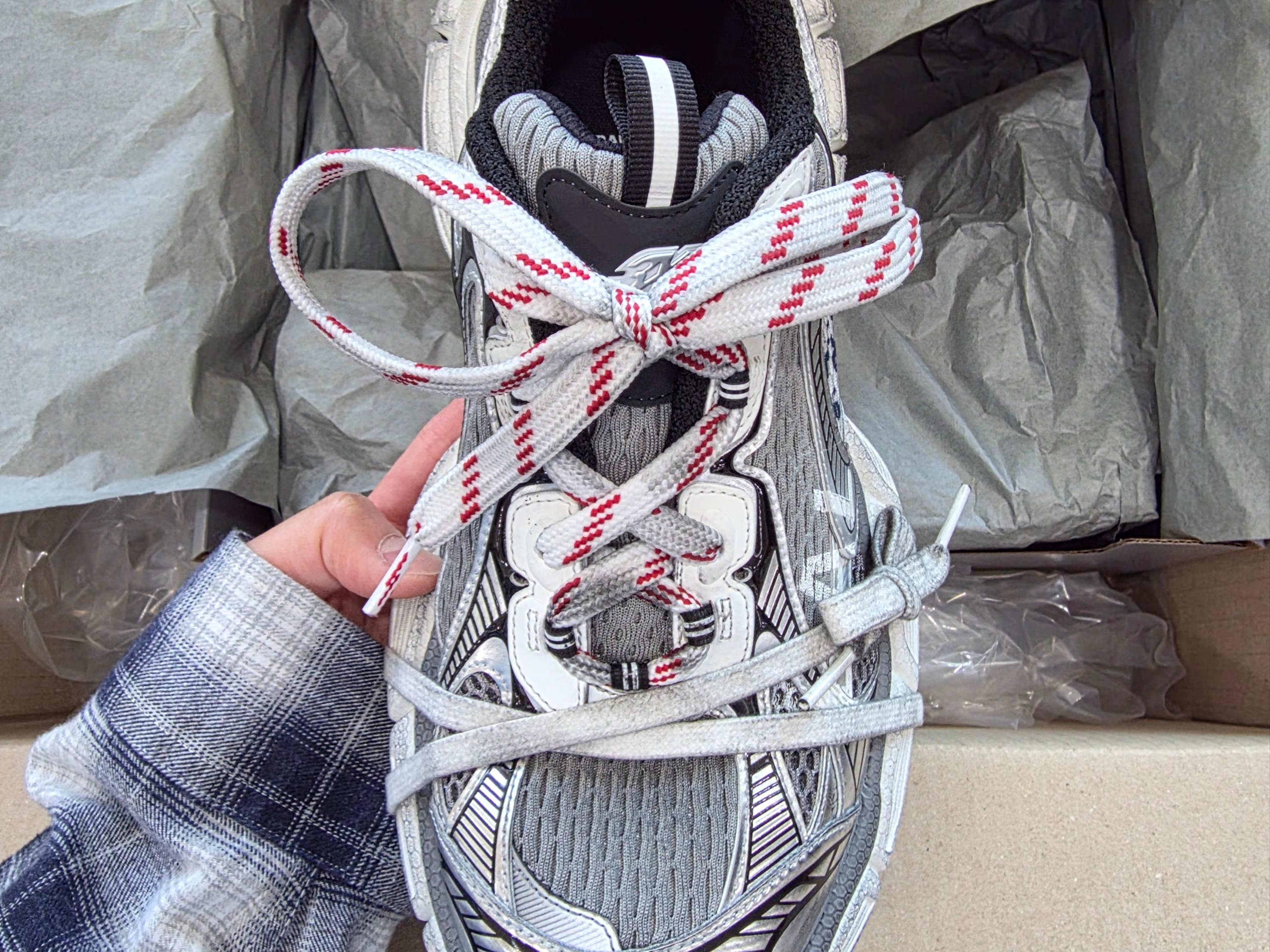 Balenciaga 3XL Split Logo Sneakers White Navy 착용 스타일 - 2