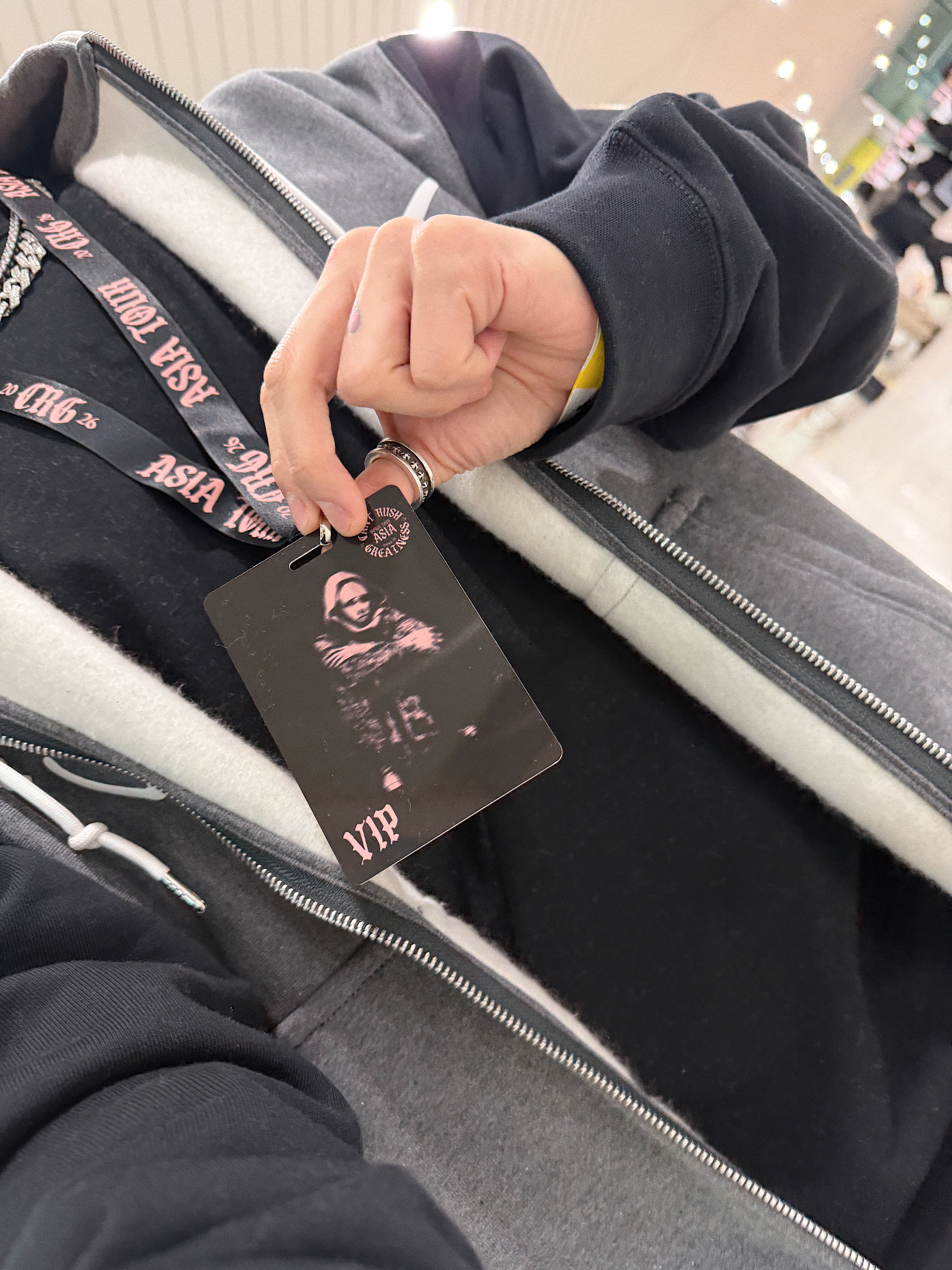 Nike x Syna Air Force 1 '07 Black and Light Smoke Grey, Nike x Syna Solo Swoosh Fleece Pants Charcoal Heather (IQ0534-063) 착용 스타일 - 3