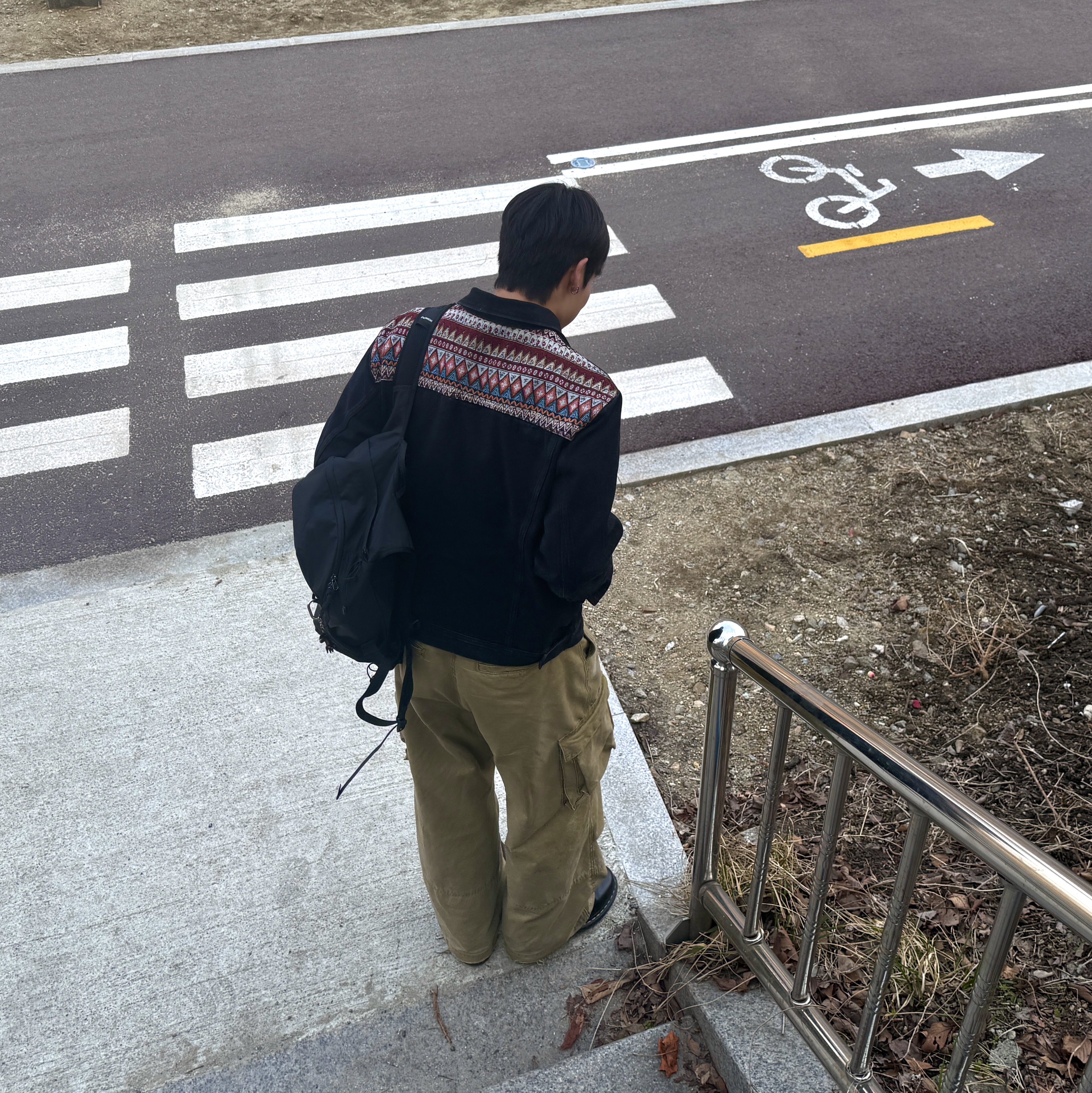 ersco Ancient Denim Trucker Jacket Black, Salomon Trailblazer 20 Black 착용 스타일