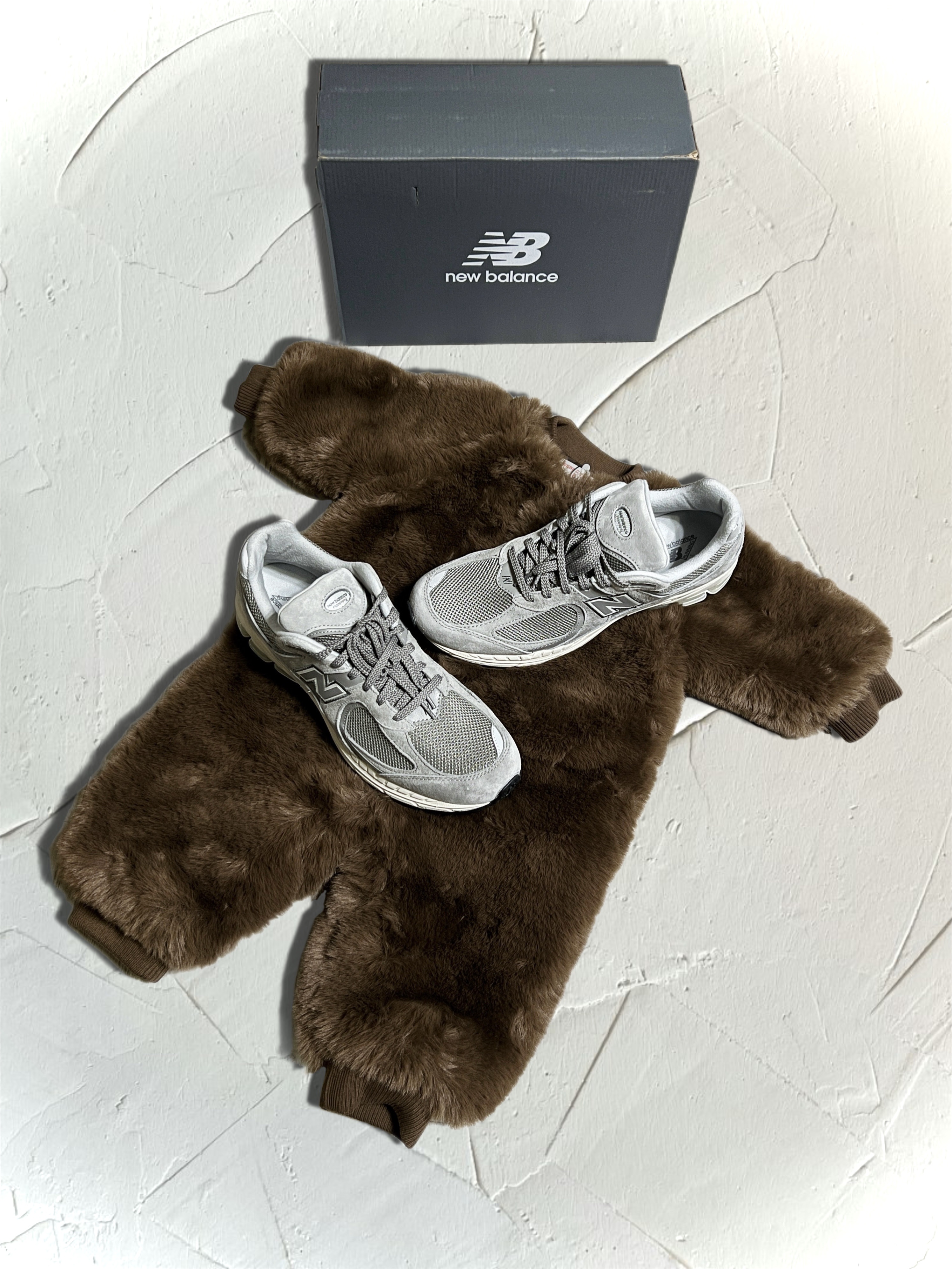 New Balance 2002R Grey, (Kids) Monchhichi x Bebe De Pino Fur Overall Brown 착용 스타일 - 1