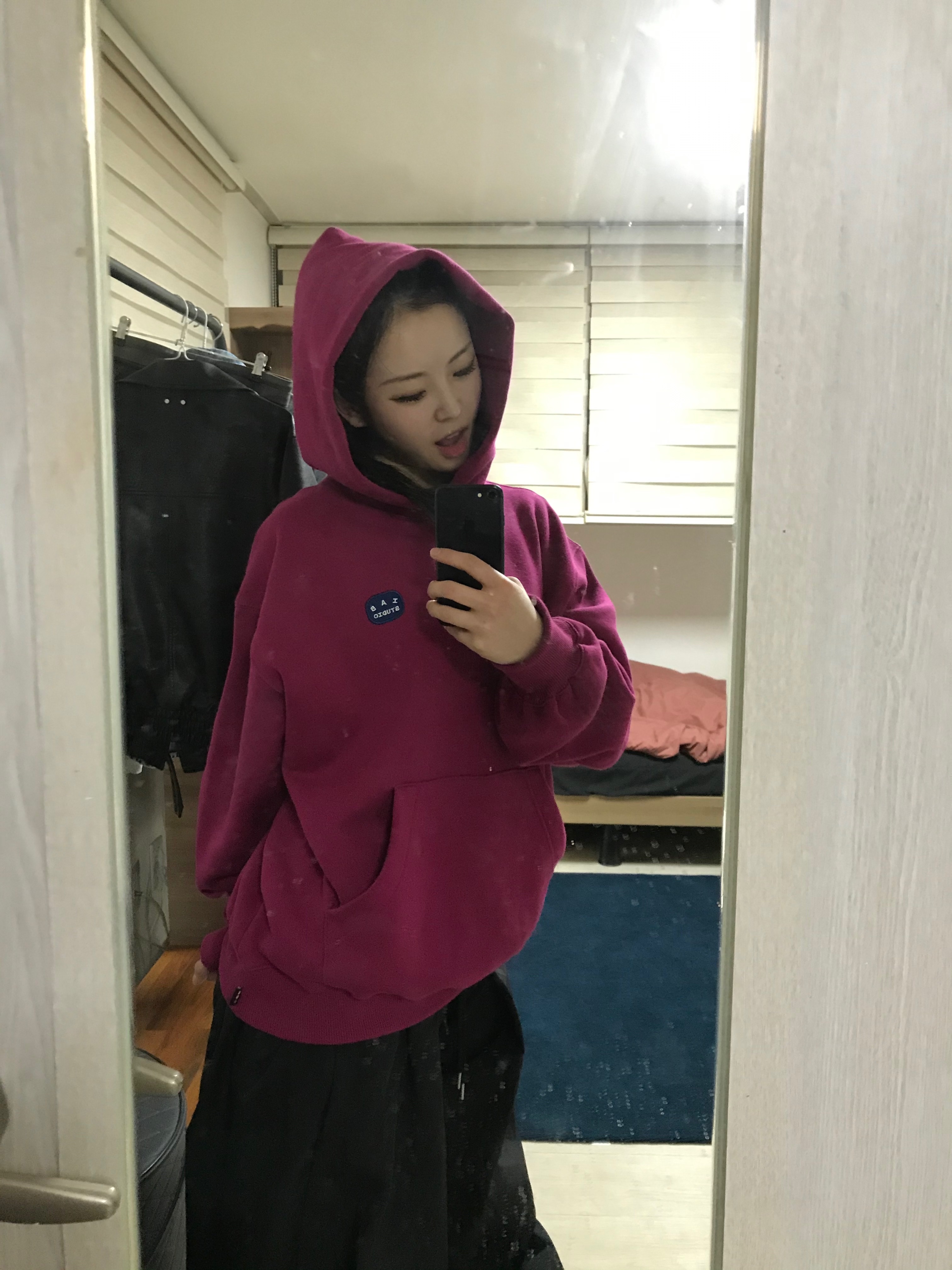 IAB Studio IAB Patch Hoodie Magenta 착용 스타일 - 2