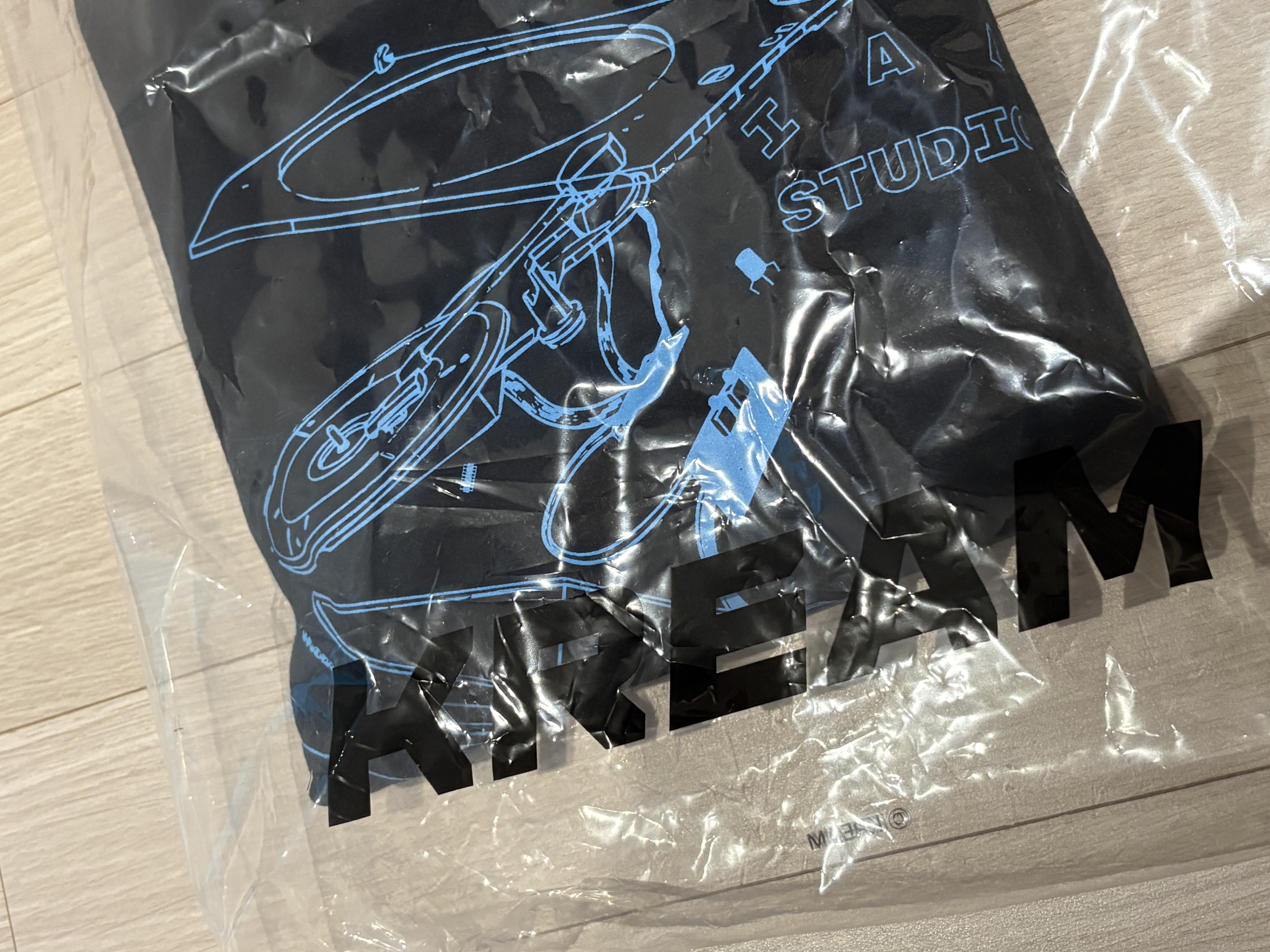 IAB Studio x Lost in Starlight Jay Longsleeve Black Cyan 착용 스타일
