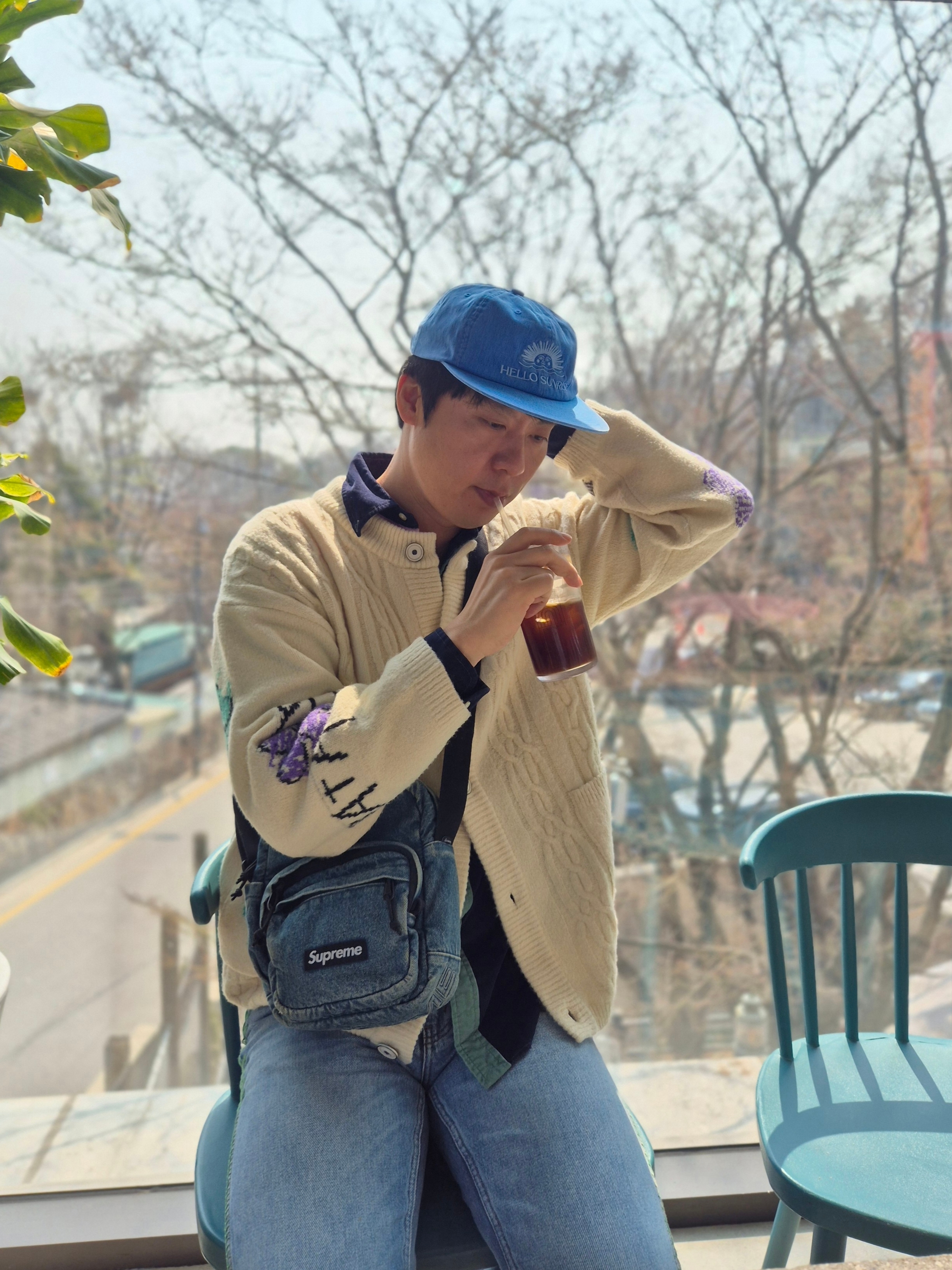 Supreme Denim Shoulder Bag Washed Indigo - 25FW, Hello Sunrise Washed OG Logo 6panel Cap Marlin Blue 착용 스타일 - 1