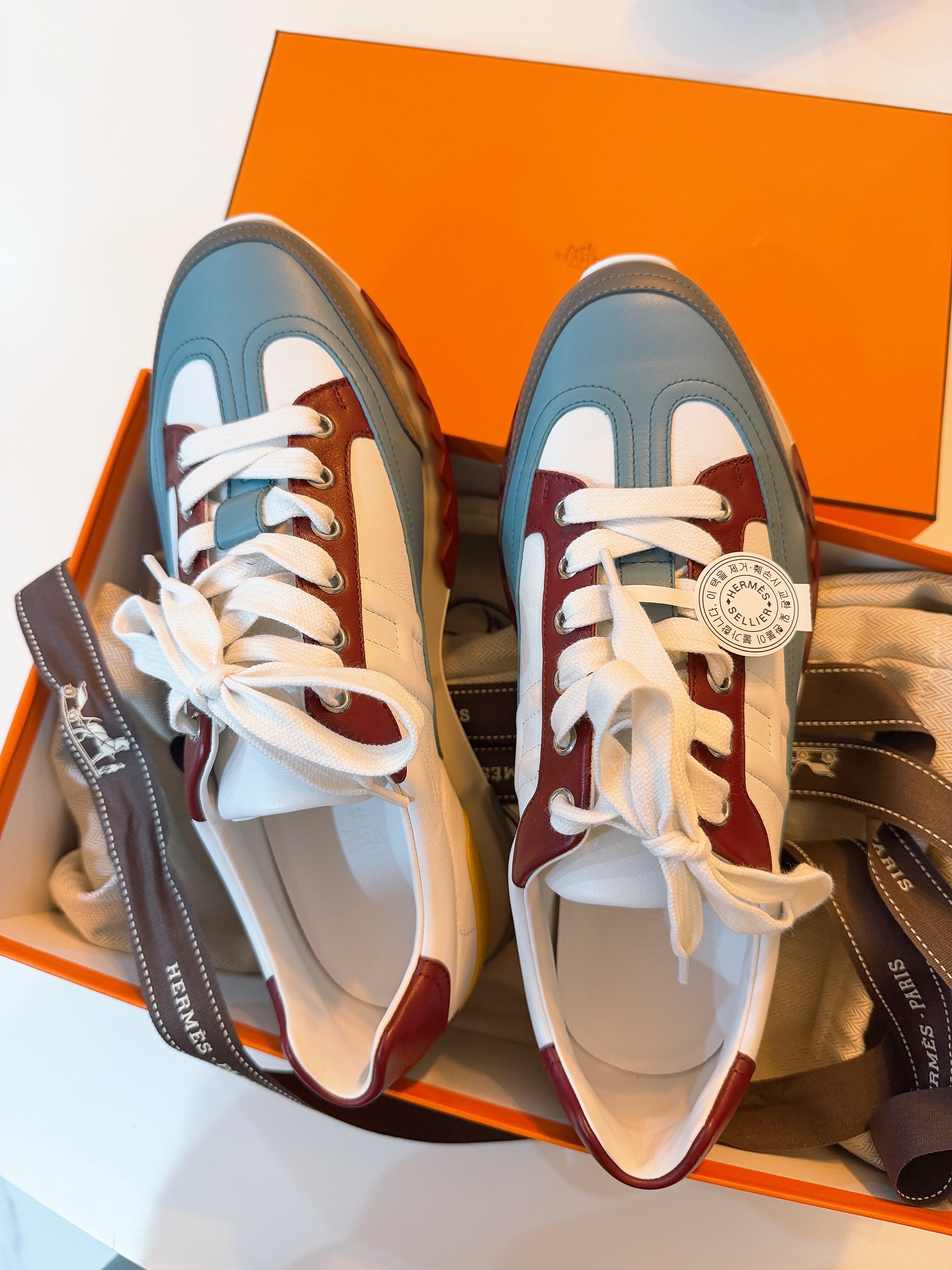 Hermes Trail Sneakers Calfskin Suede Goatskin & Multicolore Beige Lin 착용 스타일 - 3