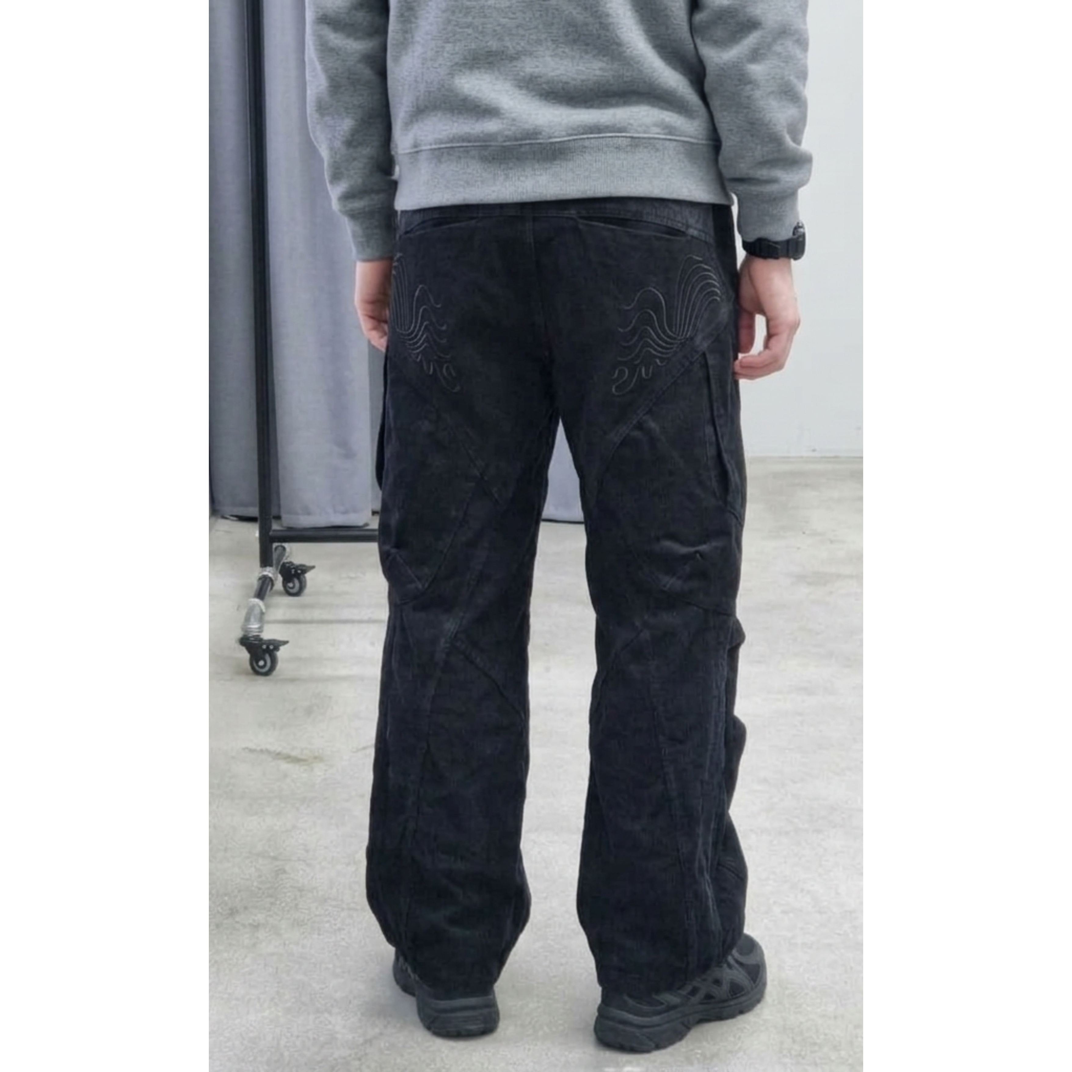 Asics Jog 100 T Black - 4E Extra Wide, Casio G-Shock DW-5600UBB-1DR 착용 스타일 - 3