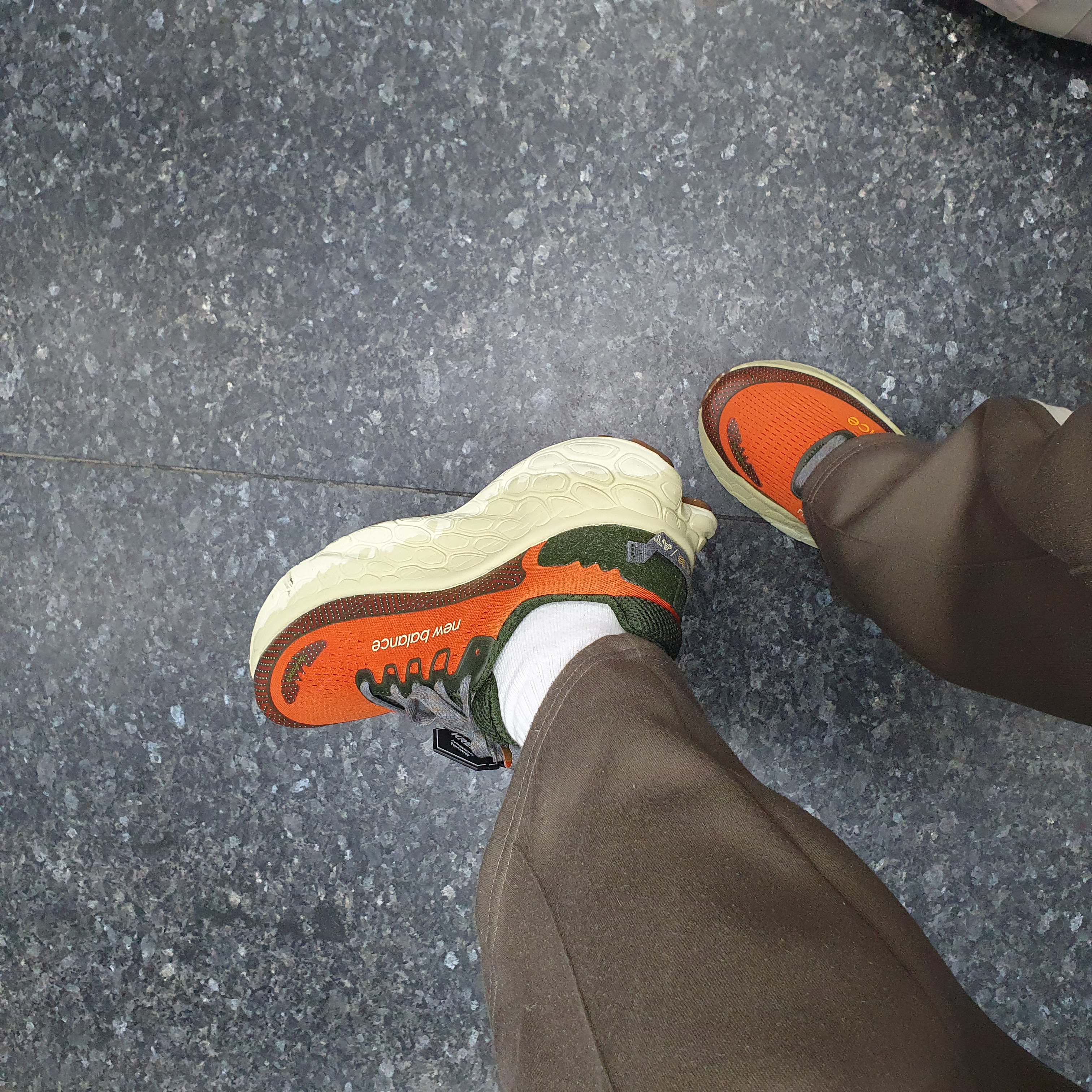 New Balance Fresh Foam X More Trail v3 Cayenne - 2E Wide 착용 스타일 - 3