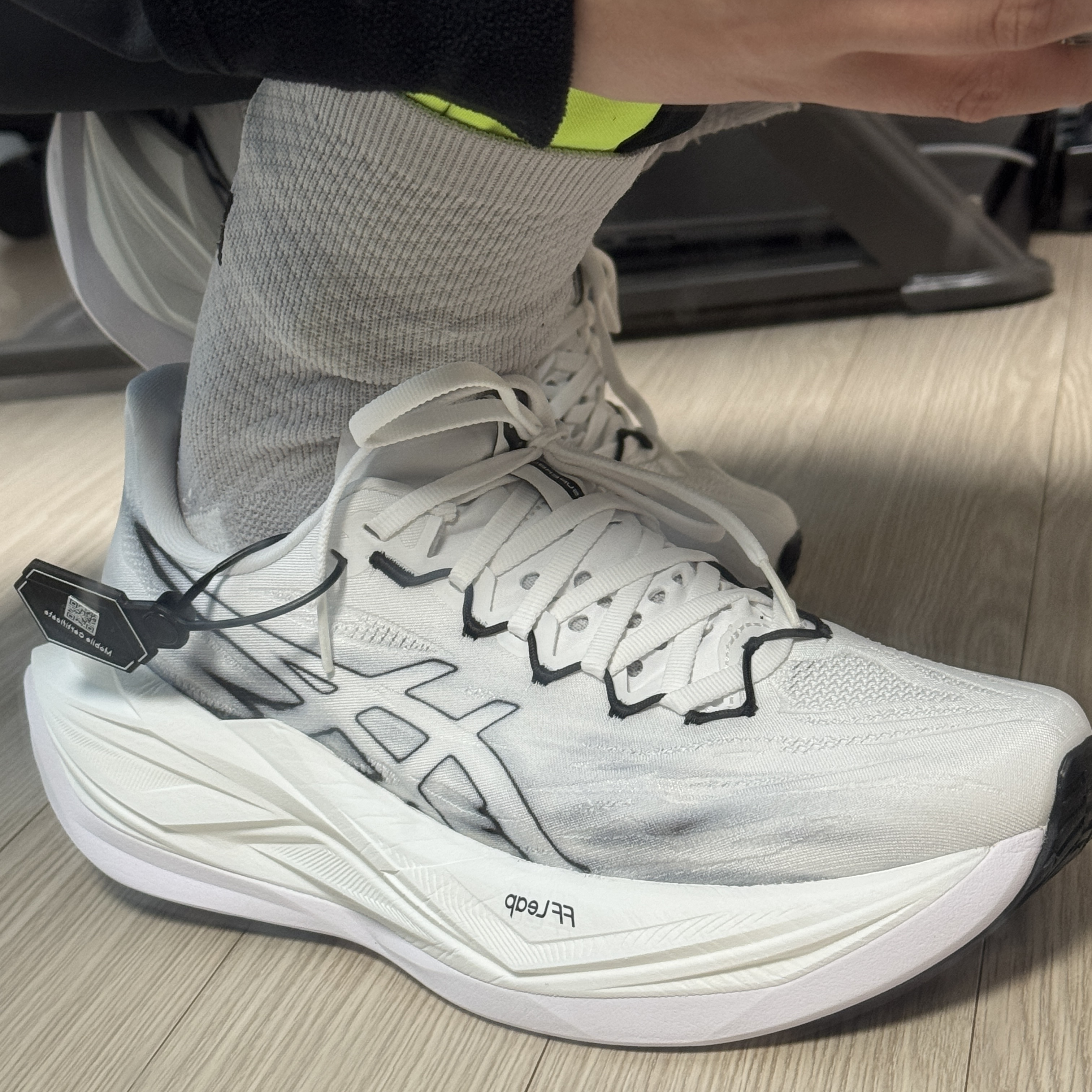 Asics Superblast 3 White Black 착용 스타일 - 2