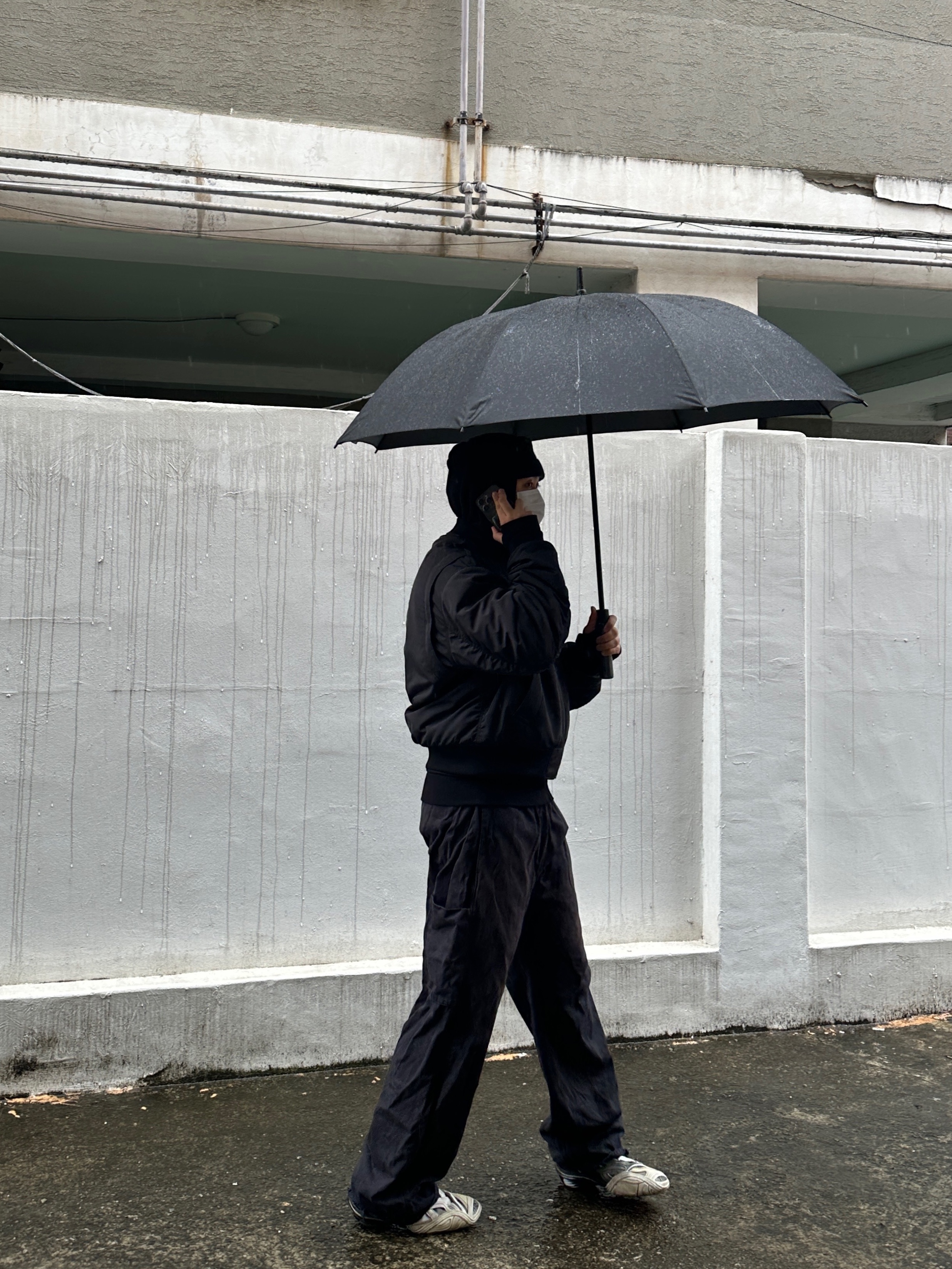 AX CONNECTION Tactical Cargo Bomber Jacket, Yeezy Gap Engineered By Balenciaga Sateen Cargo Pants Black 착용 스타일 - 1