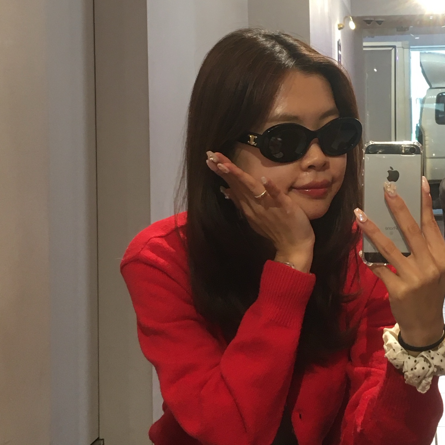(W) Celine Triomphe 01 Sunglasses in Acetate Black 착용 스타일 - 3