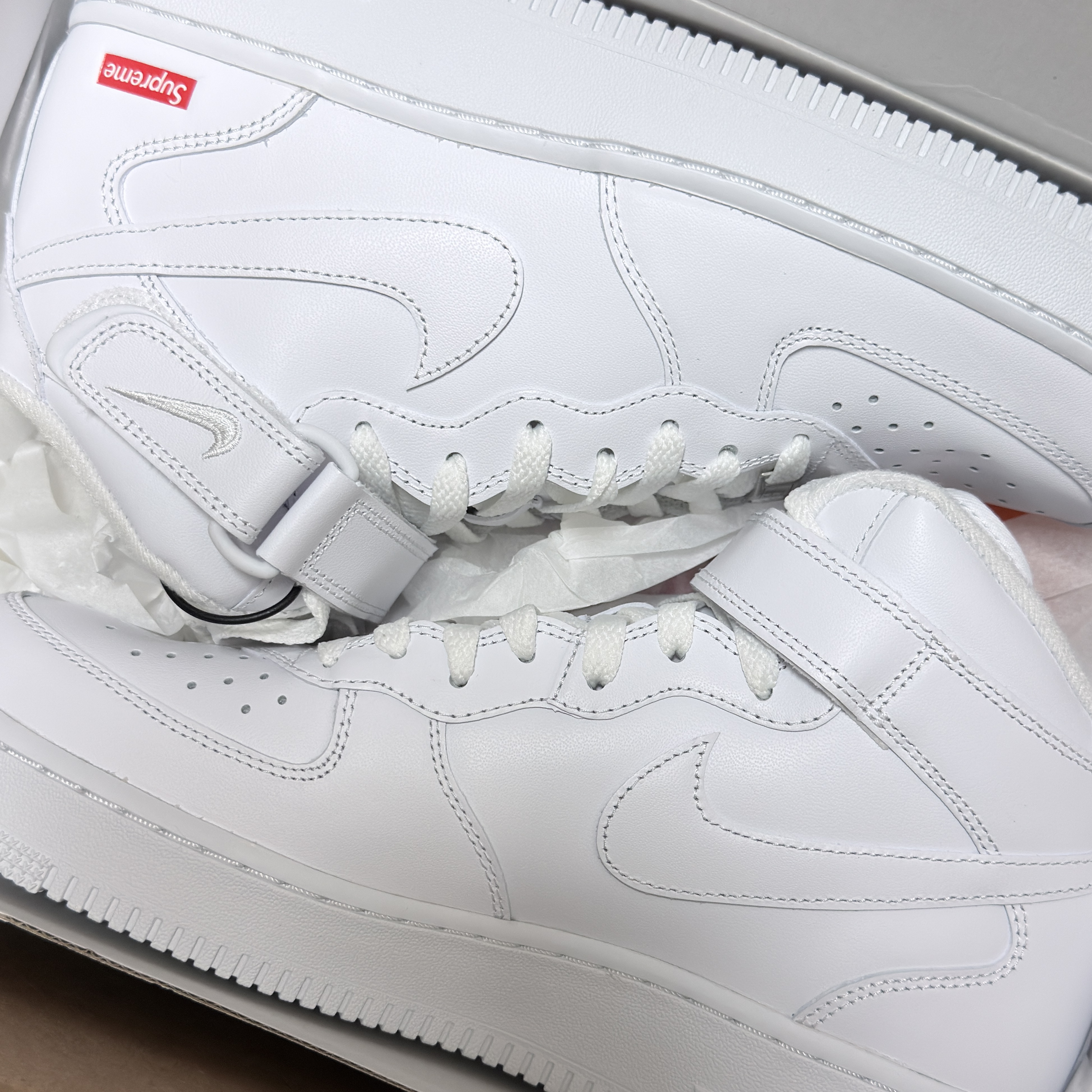 Nike x Supreme Air Force 1 Mid White 착용 스타일 - 2