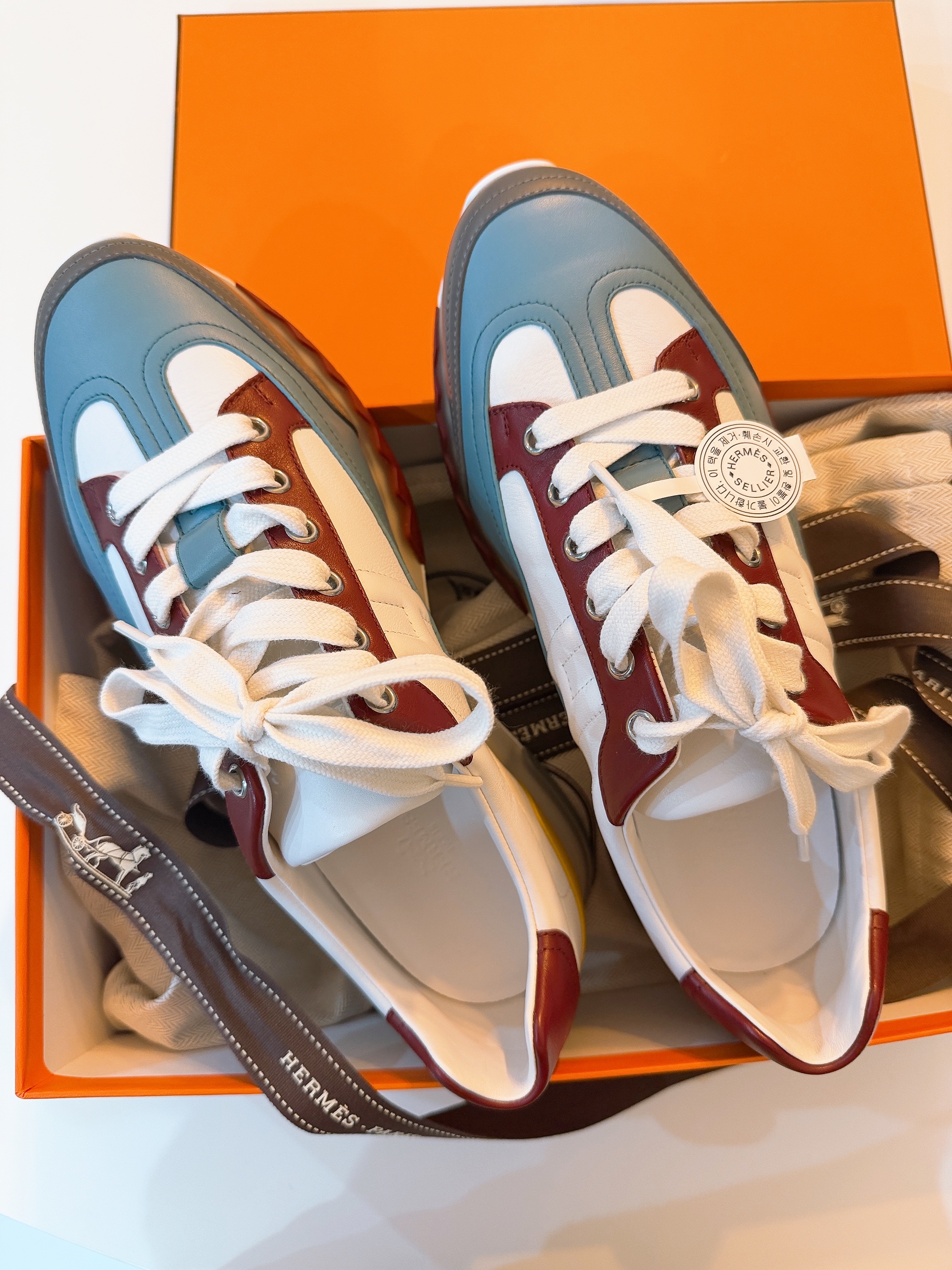 Hermes Trail Sneakers Calfskin Suede Goatskin & Multicolore Beige Lin 착용 스타일 - 1