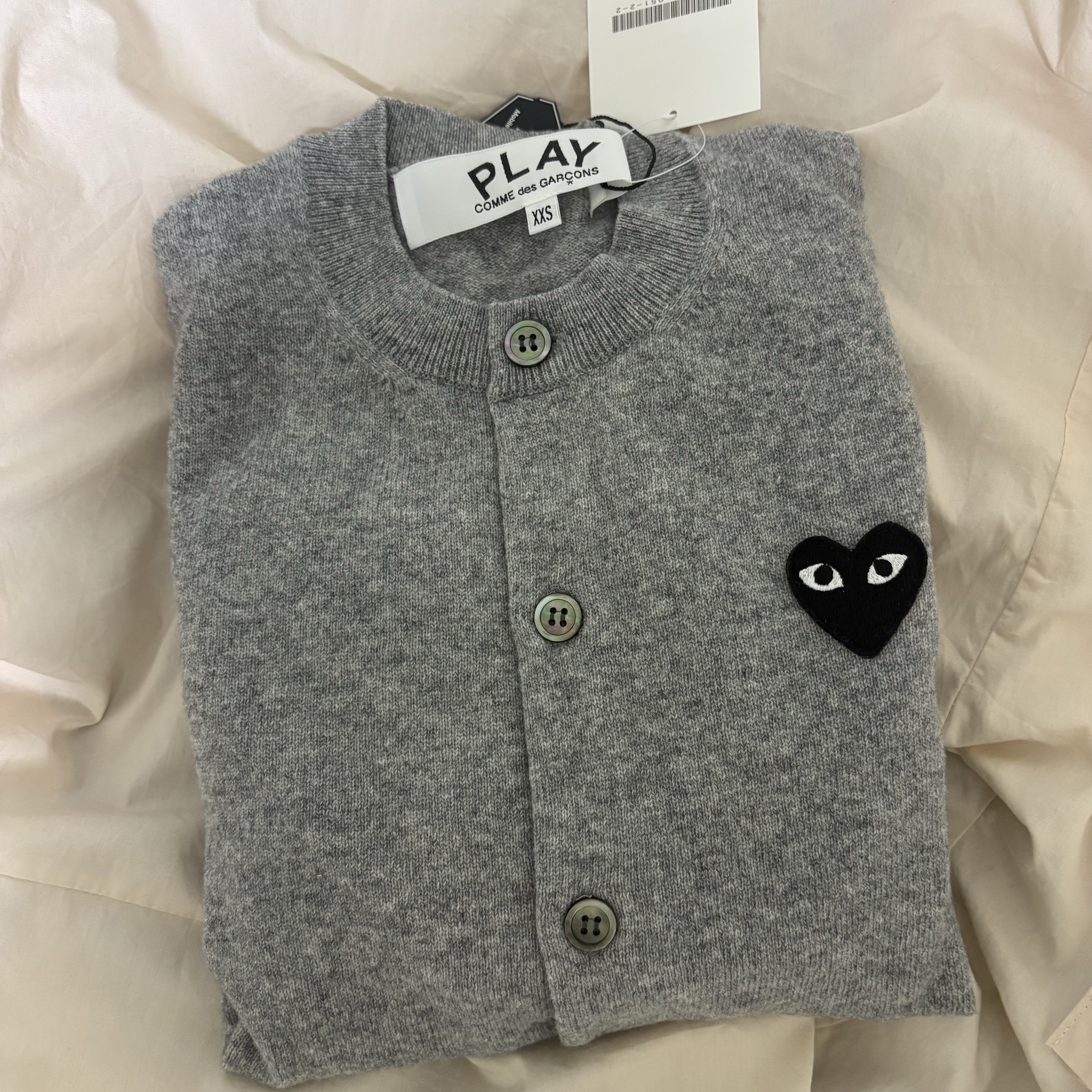 Play Comme des Garcons Black Heart Knit Cardigan Grey 착용 스타일