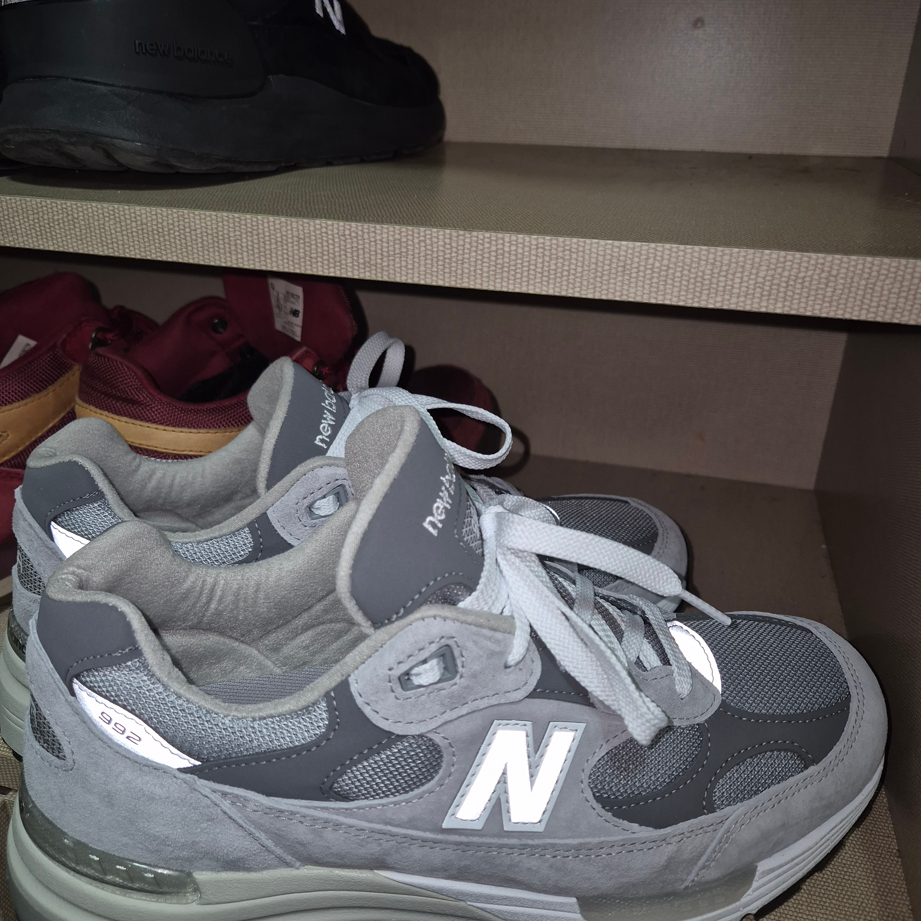 New Balance 992 Made in USA Core Grey Silver Metallic, New Balance 992 Made in USA Core Navy 착용 스타일 - 2
