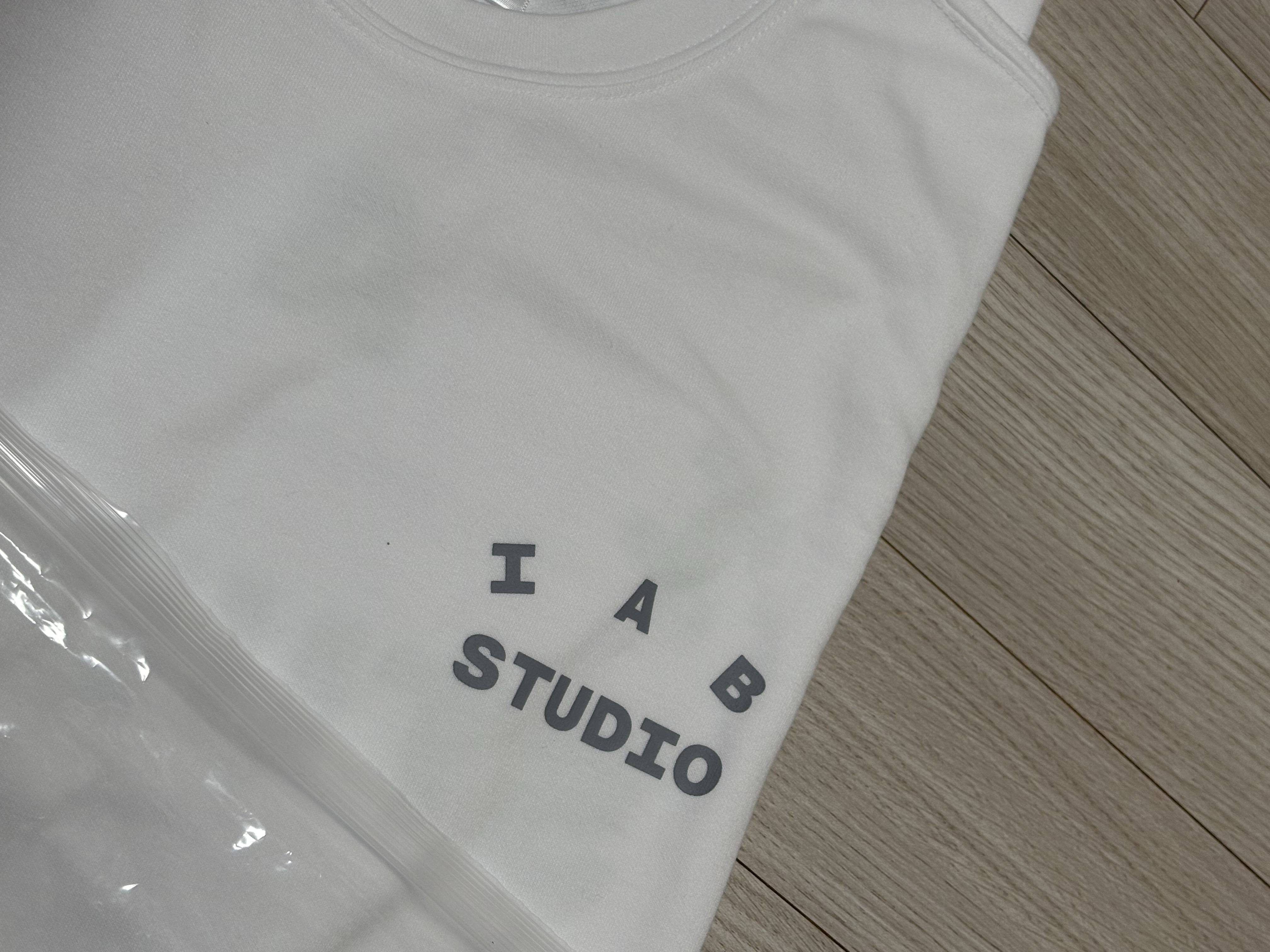 IAB Studio T-Shirt White Gray 착용 스타일 - 2