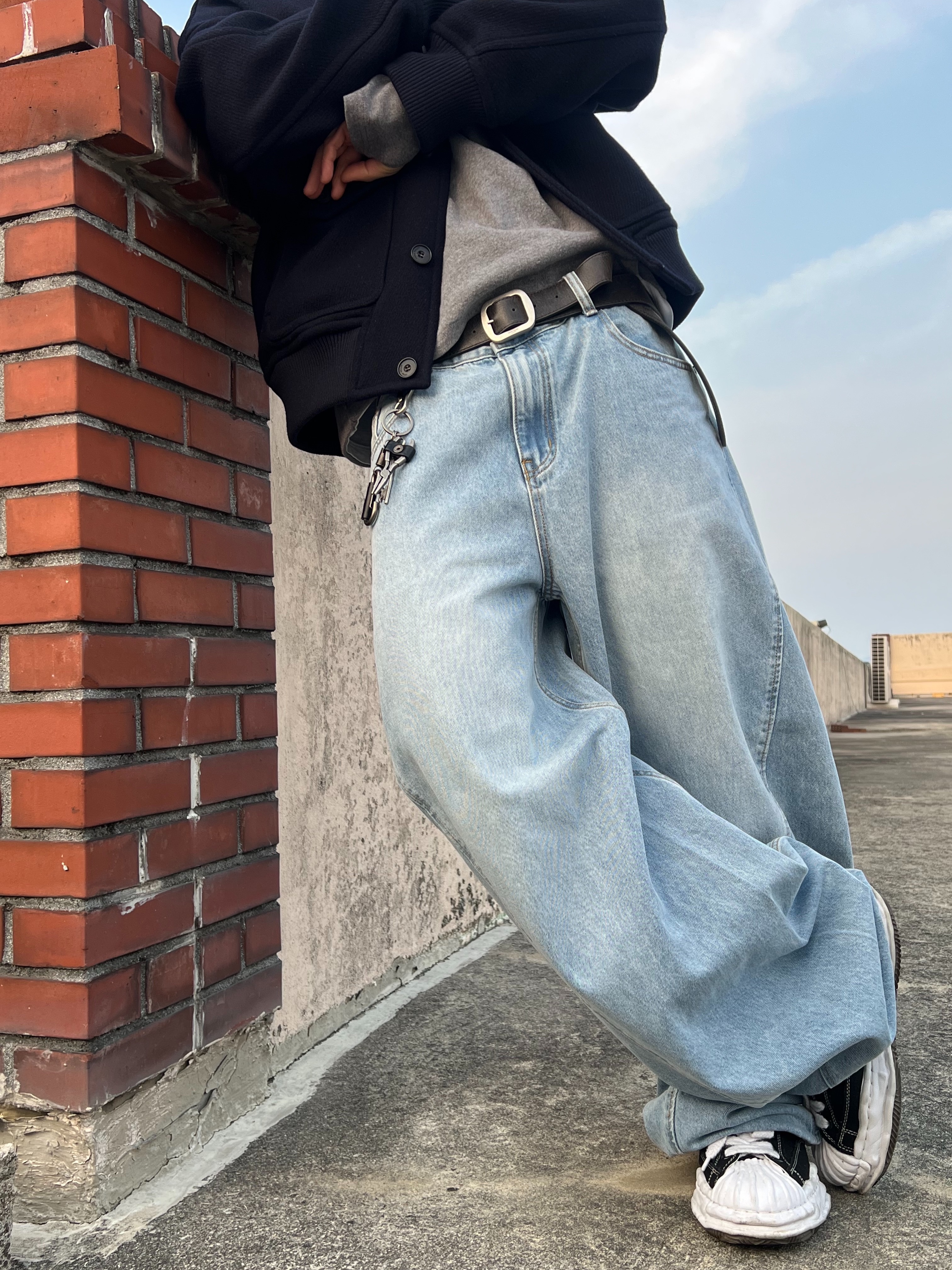 Undermycar MU.128 Original Logo Cracked Leather Belt Silver / Black, Maison Mihara Yasuhiro Blakey OG Sole Canvas Low-top Sneakers Black White 착용 스타일 - 4