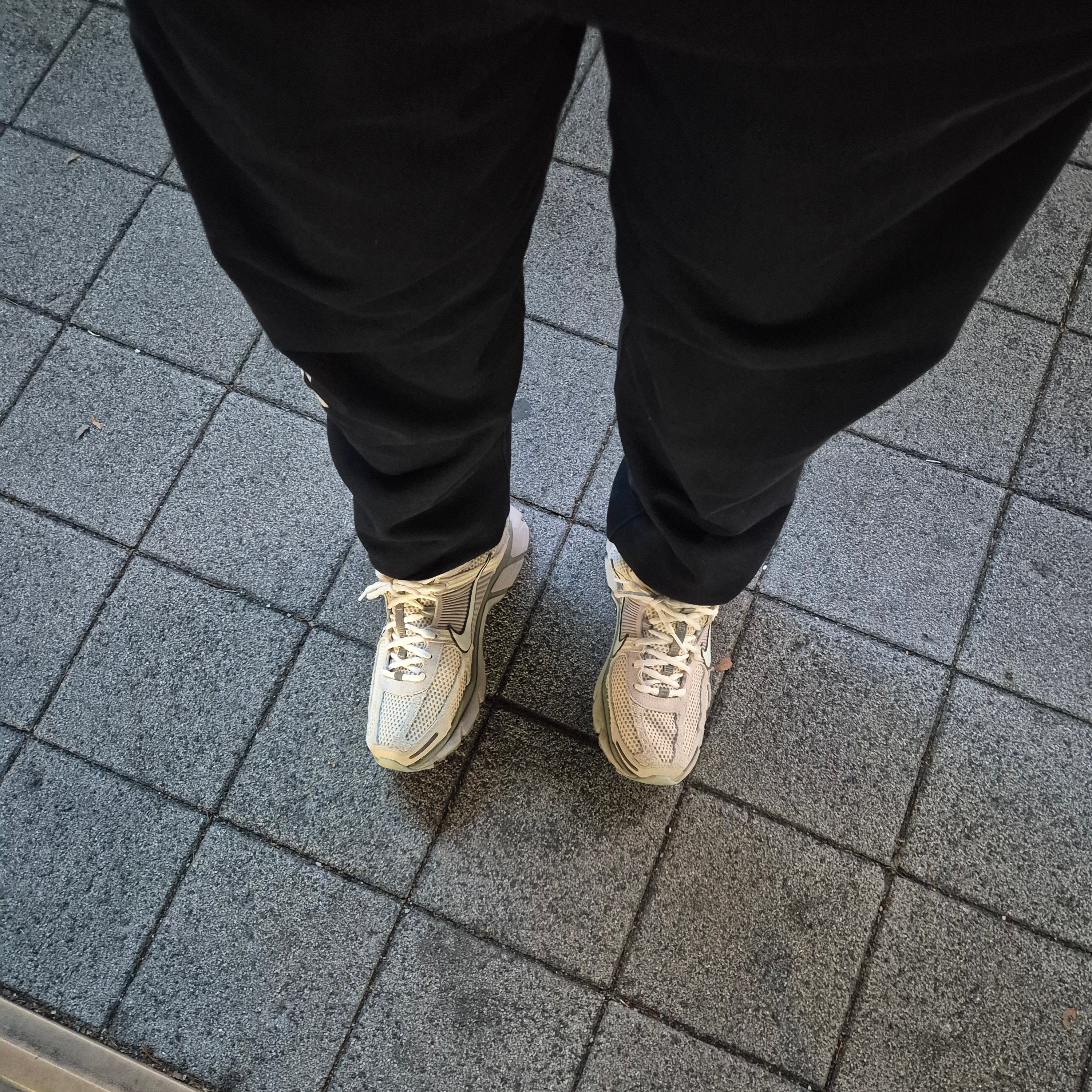 Nike Zoom Vomero 5 SE Light Orewood Brown 착용 스타일