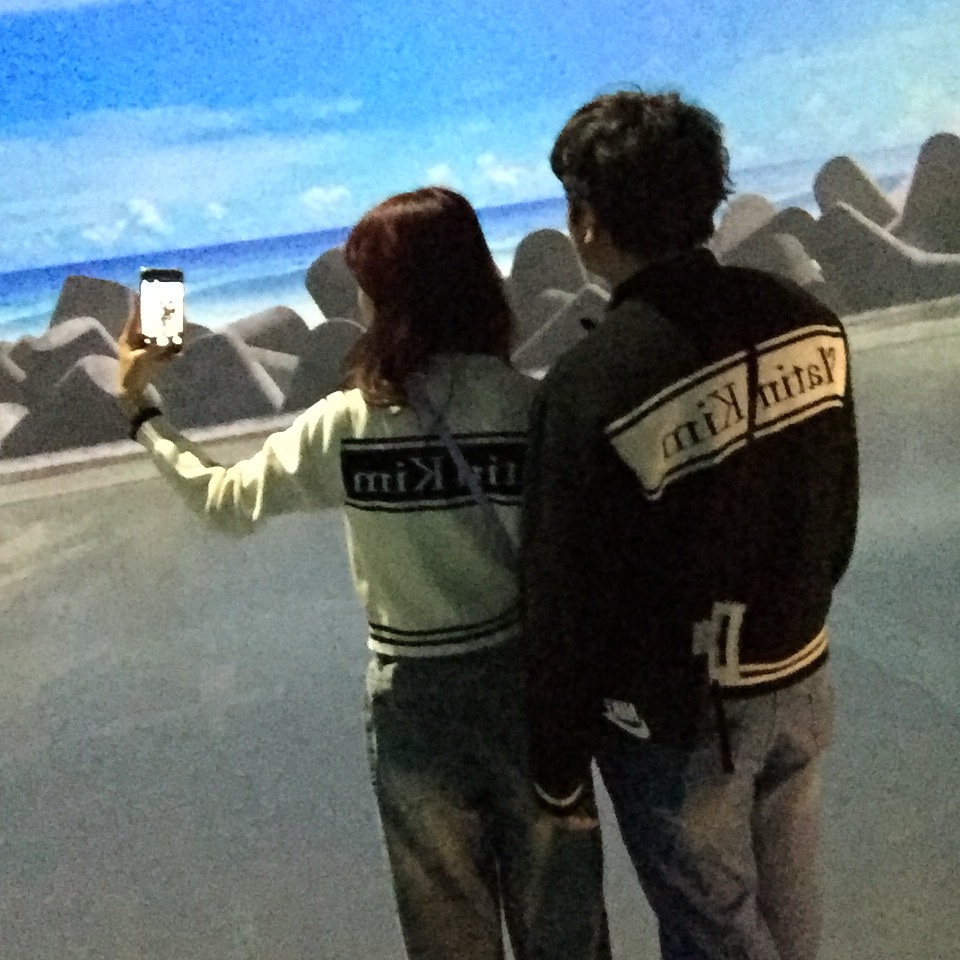 Matin Kim Spell Point Stripe Knit Cardigan Black, Matin Kim Spell Point Stripe Knit Cardigan Ivory 착용 스타일 - 3