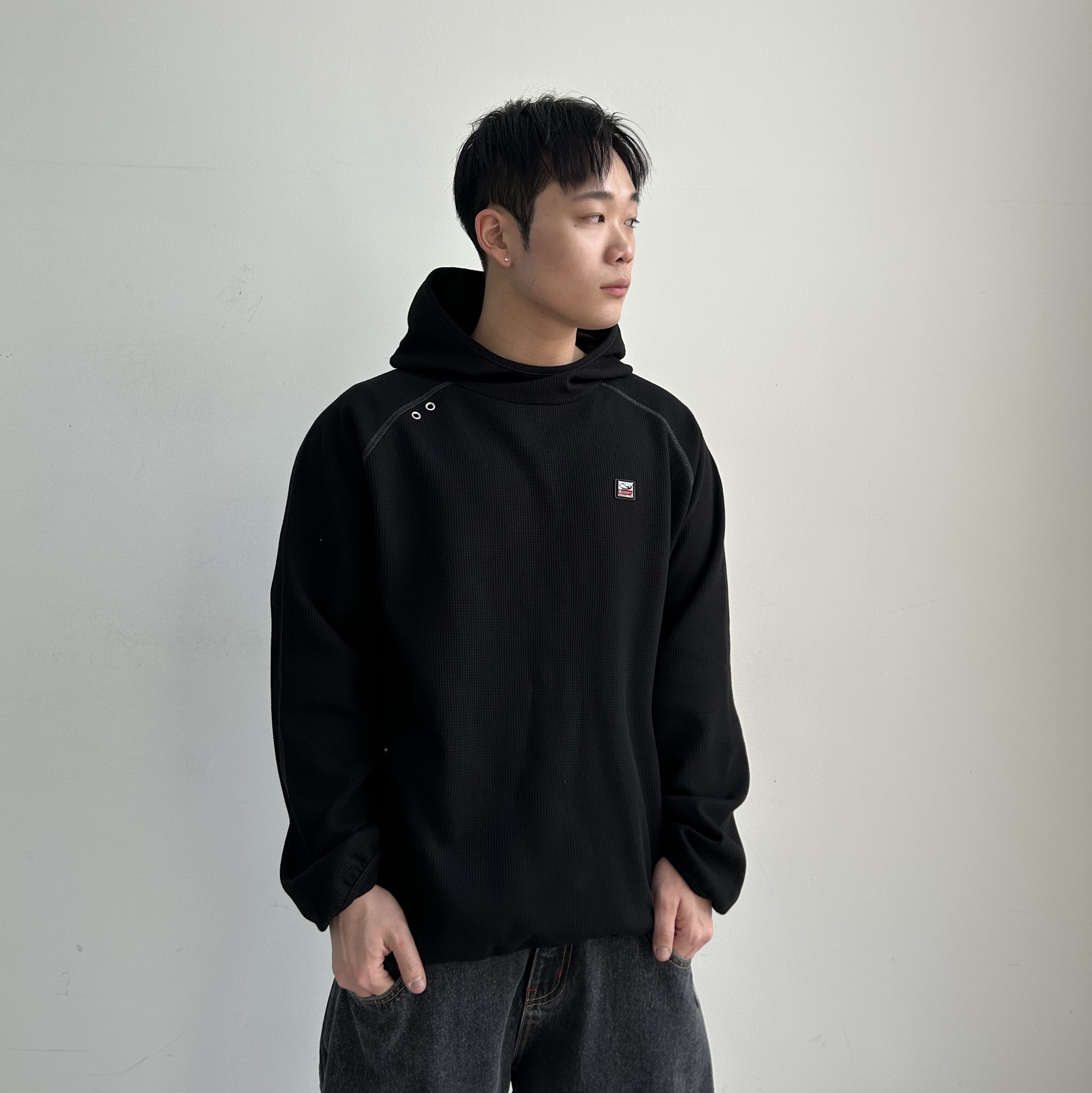 SPORT CHAMBER SC Waffle Ear-Open Hood T-shirt BLACK, SPORT CHAMBER SC Star Carpenter Denim Pants BLACK 착용 스타일 - 3