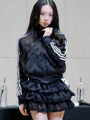 (W) Adidas Originals Satin Polka Dot Track Top Black - KR Sizing 착용 스타일 - 1